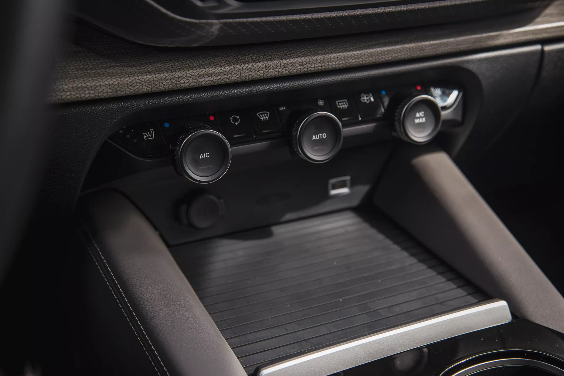 Vista detallada del interior del Citroen C5-X 2022, mostrando la consola central con los botones de control del clima y la consola de cambio de marchas, destacando el avanzado sistema climático del vehículo, soluciones de almacenamiento y materiales de primera calidad.