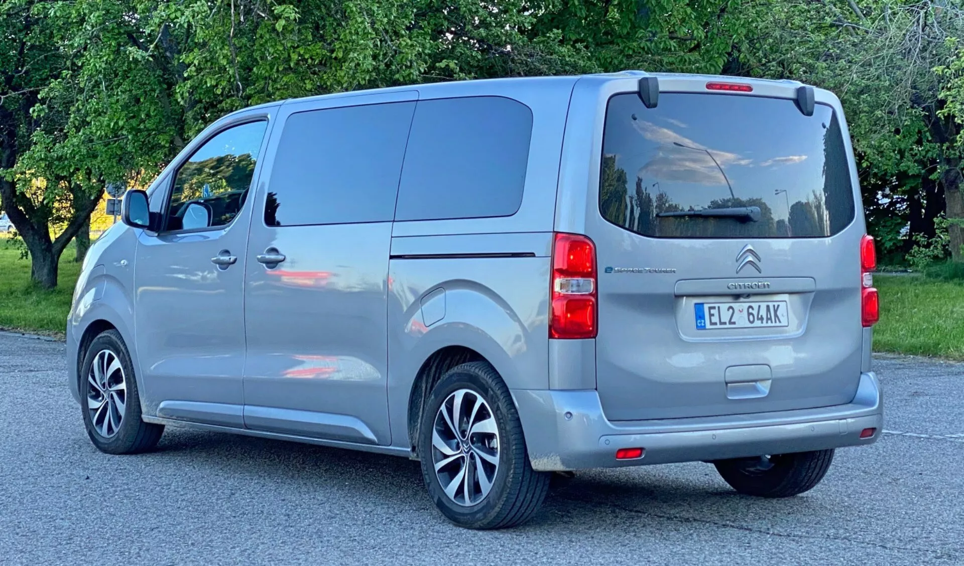 Vista lateral frontal del Citroën Spacetourer 2016, un moderno, espacioso y versátil MPV con un diseño elegante y características avanzadas, presentado en un color metálico refinado.