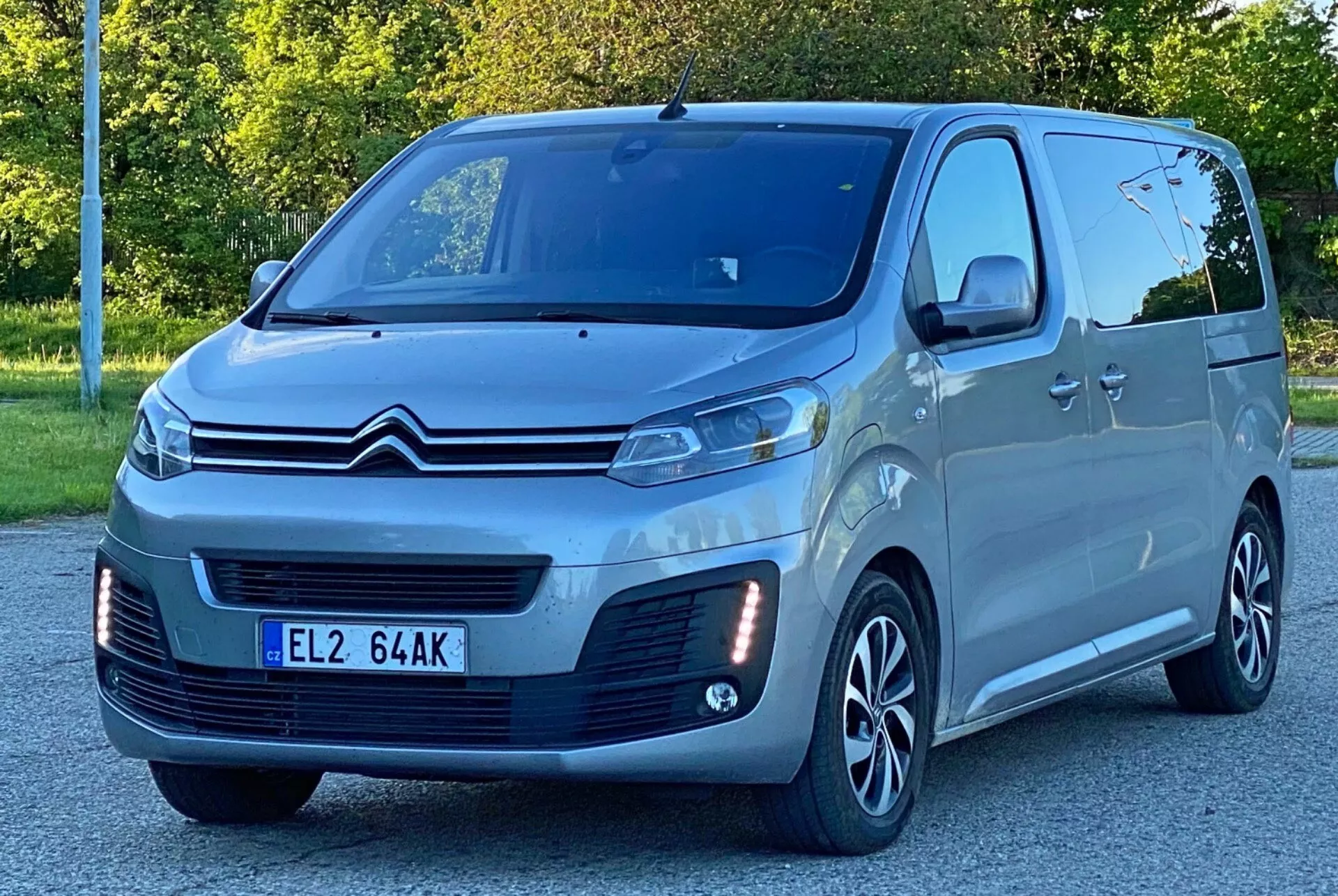 Citroën SpaceTourer 2016, un vehículo multipropósito de tamaño mediano conocido por su versatilidad en los asientos, características de seguridad avanzadas y conducción suave, estacionado en una carretera pintoresca.