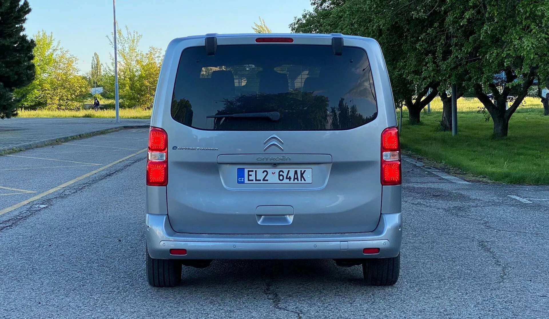 Citroën SpaceTourer 2016 en un entorno urbano vibrante, mostrando su diseño moderno y elegante, interior espacioso y disposición de asientos versátil