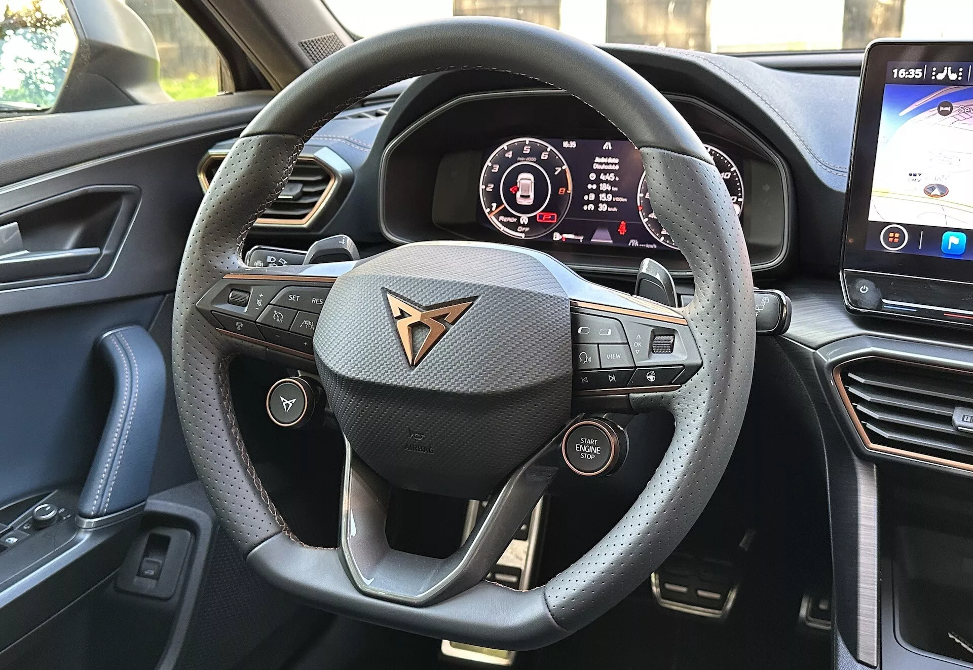 Vista interior de la cabina del Cupra Formentor 2020, con volante táctil con logo de marca, cuadro de instrumentos digital y sistema de infoentretenimiento de pantalla grande.