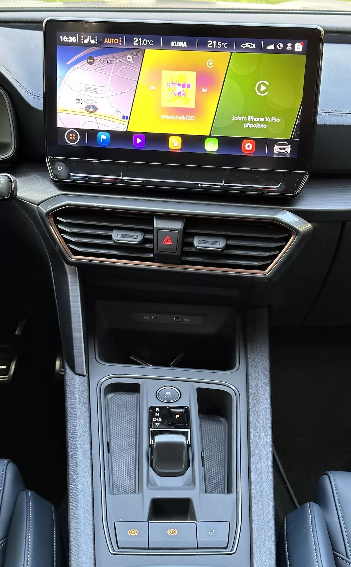 Consola central interior de Cupra Formentor 2020 con pantalla táctil de sistema de infoentretenimiento, control de clima y selector de cambios automático
