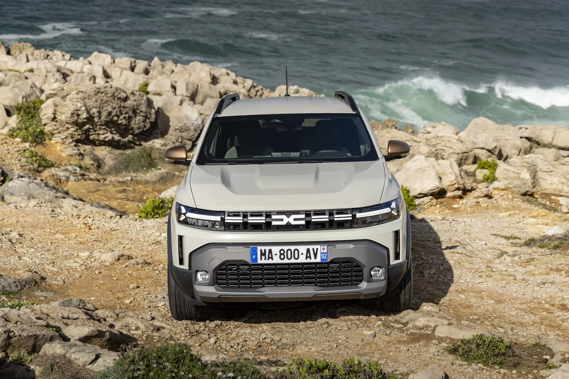 Dacia Duster de 3ra generación 2024 mostrando su diseño elegante y características modernas en un paisaje vívido
