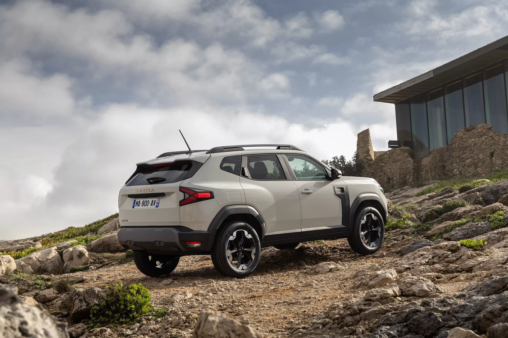 Dacia Duster tercera generación 2024 en pose dinámica mostrando nuevo diseño y características