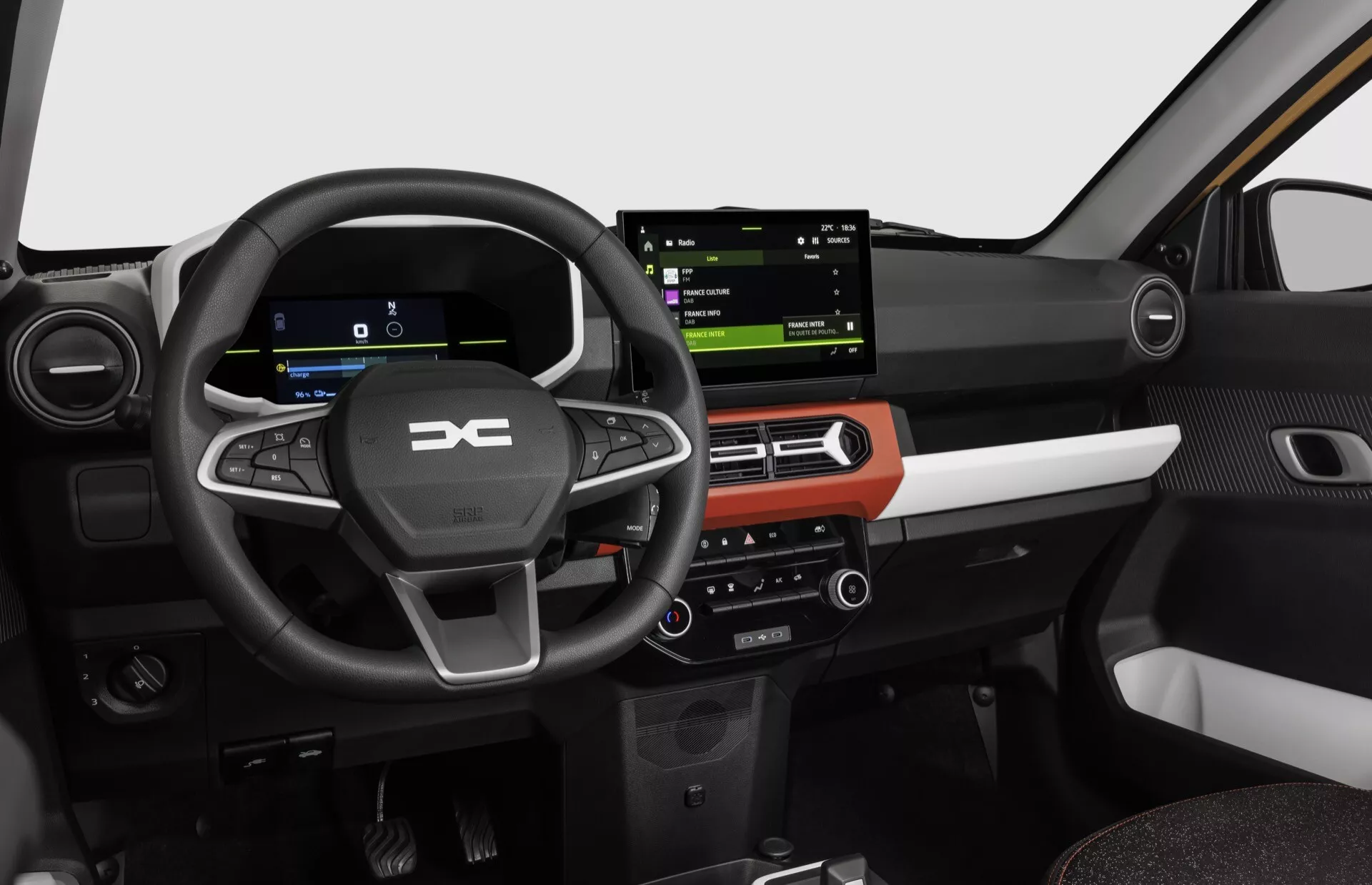 Interior del modelo Dacia Spring 2024 después del facelift mostrando una vista moderna del tablero desde la perspectiva del conductor, con un cuadro de instrumentos digital, controles integrados en el volante y una pantalla táctil de infotainment de gran tamaño