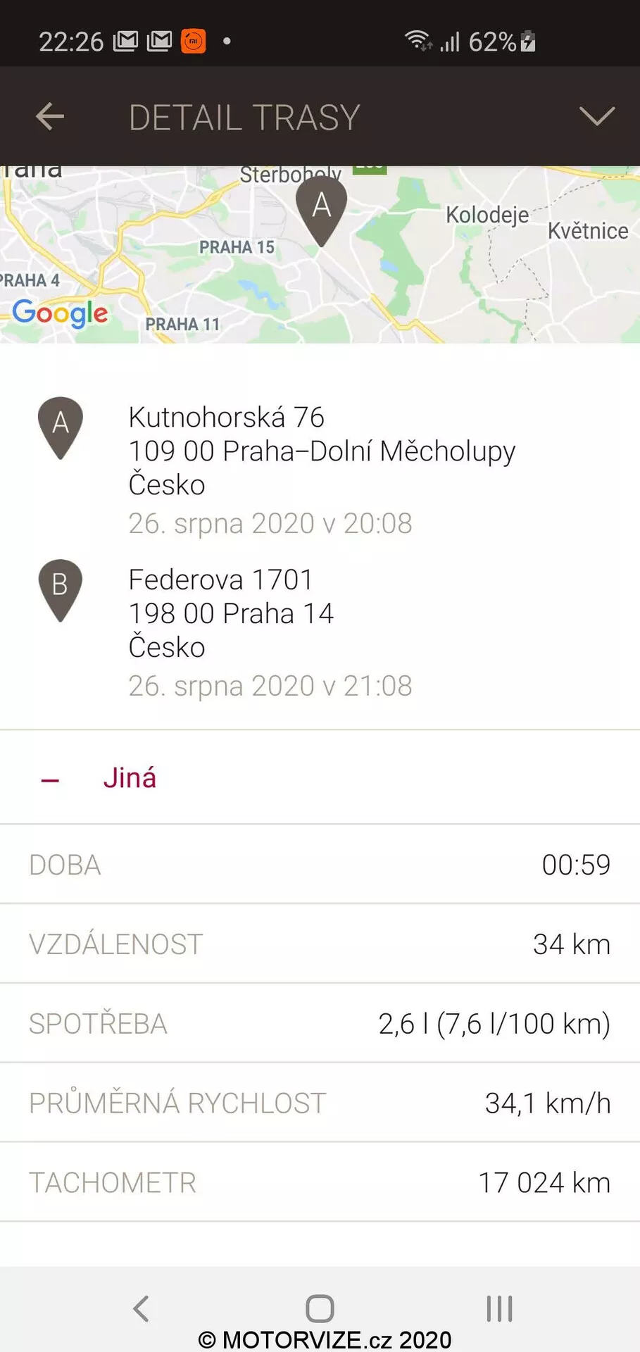Captura de pantalla de una aplicación móvil que muestra una ruta y estadísticas del viaje. El mapa muestra la ruta desde Kutnohorská 76, Praha-Dolní Měcholupy hasta Federova 1701, Praha 14, con fecha del 26 de agosto de 2020. Debajo del mapa, los datos incluyen tiempo de viaje (00:59), distancia (34 km), consumo de combustible (2,6 l/6,7 l/100 km), velocidad media (34,1 km/h) y lectura del odómetro (17 024 km).