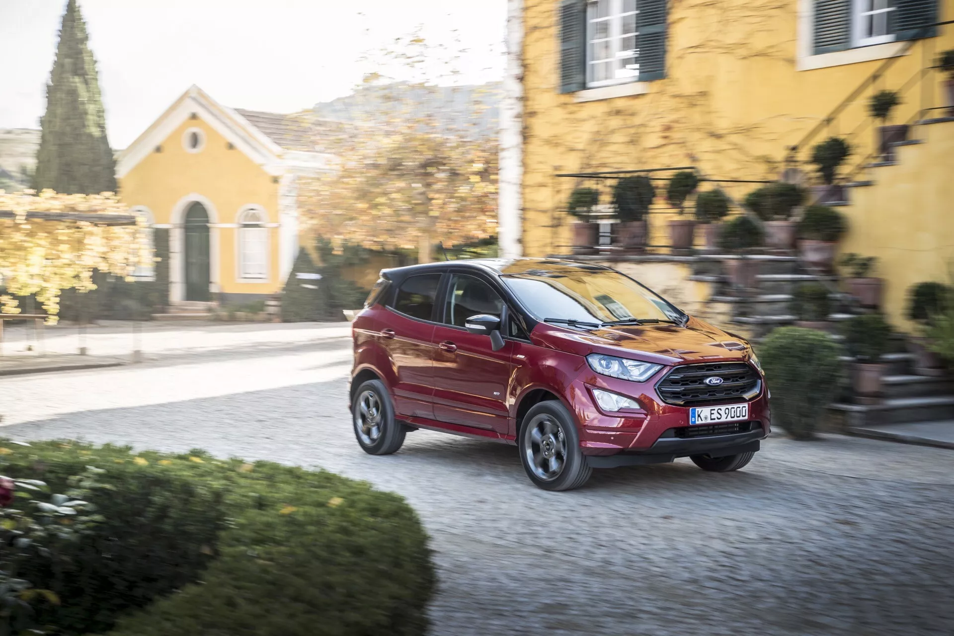 Ford EcoSport plateado modelo 2017 de primera generación con facelift, aparcado al aire libre en un día soleado, mostrando su diseño elegante y compacto de SUV