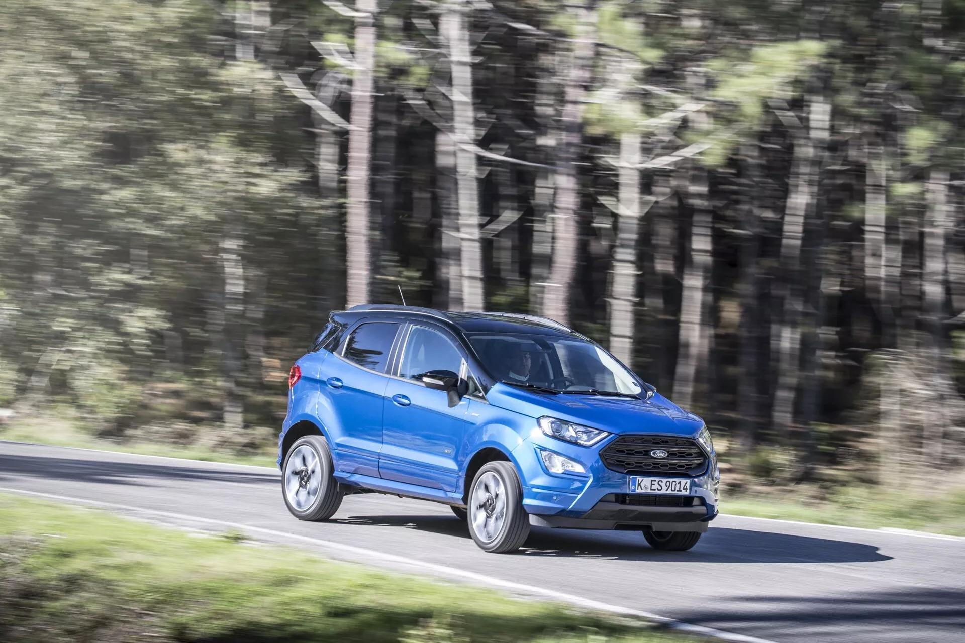 Modelo reestilizado Ford EcoSport de primera generación 2017 en pose dinámica, mostrando su diseño elegante y características innovadoras