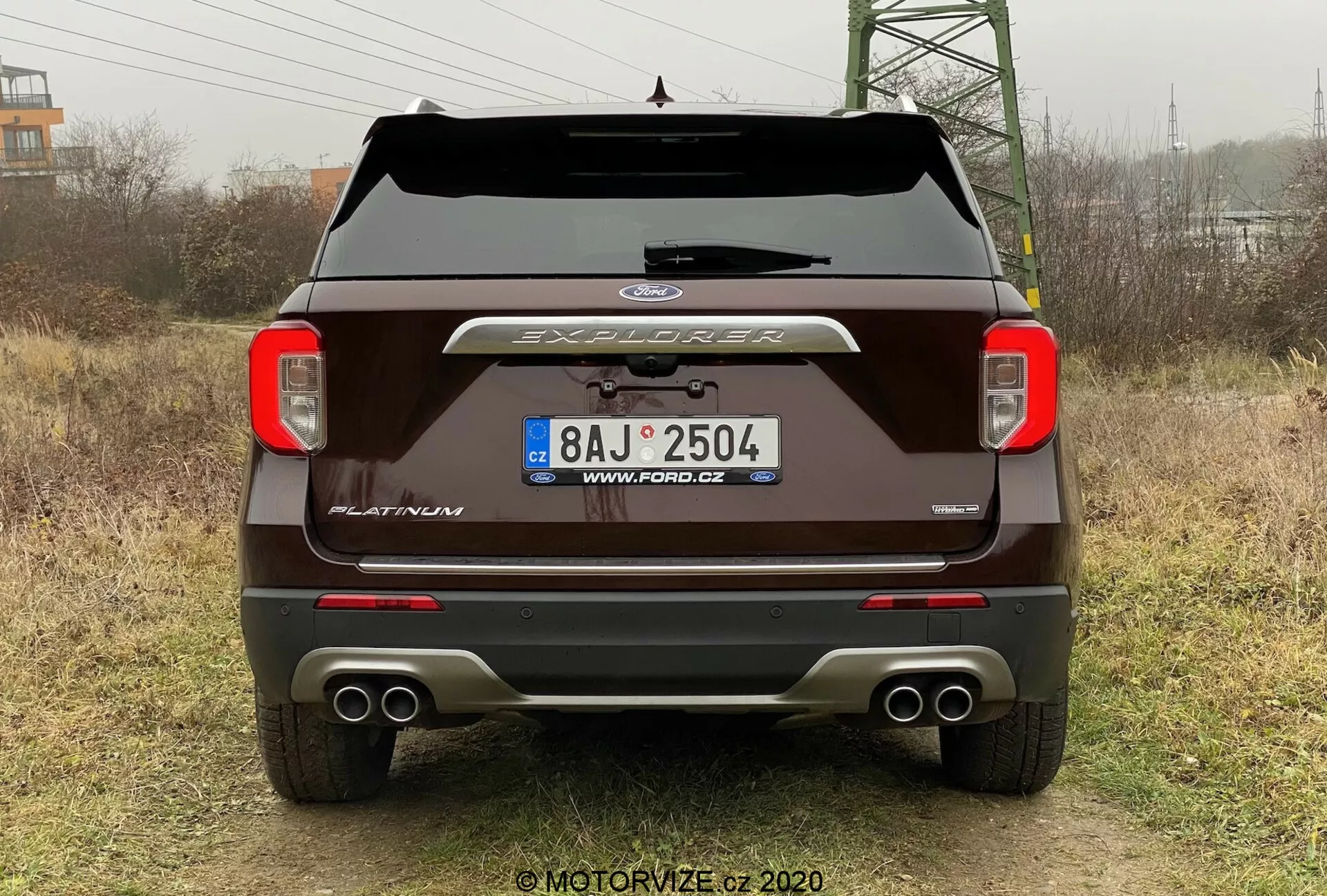 El Ford Explorer 2019 mostrando su diseño moderno y elegante con un interior espacioso, características tecnológicas avanzadas y un rendimiento potente.