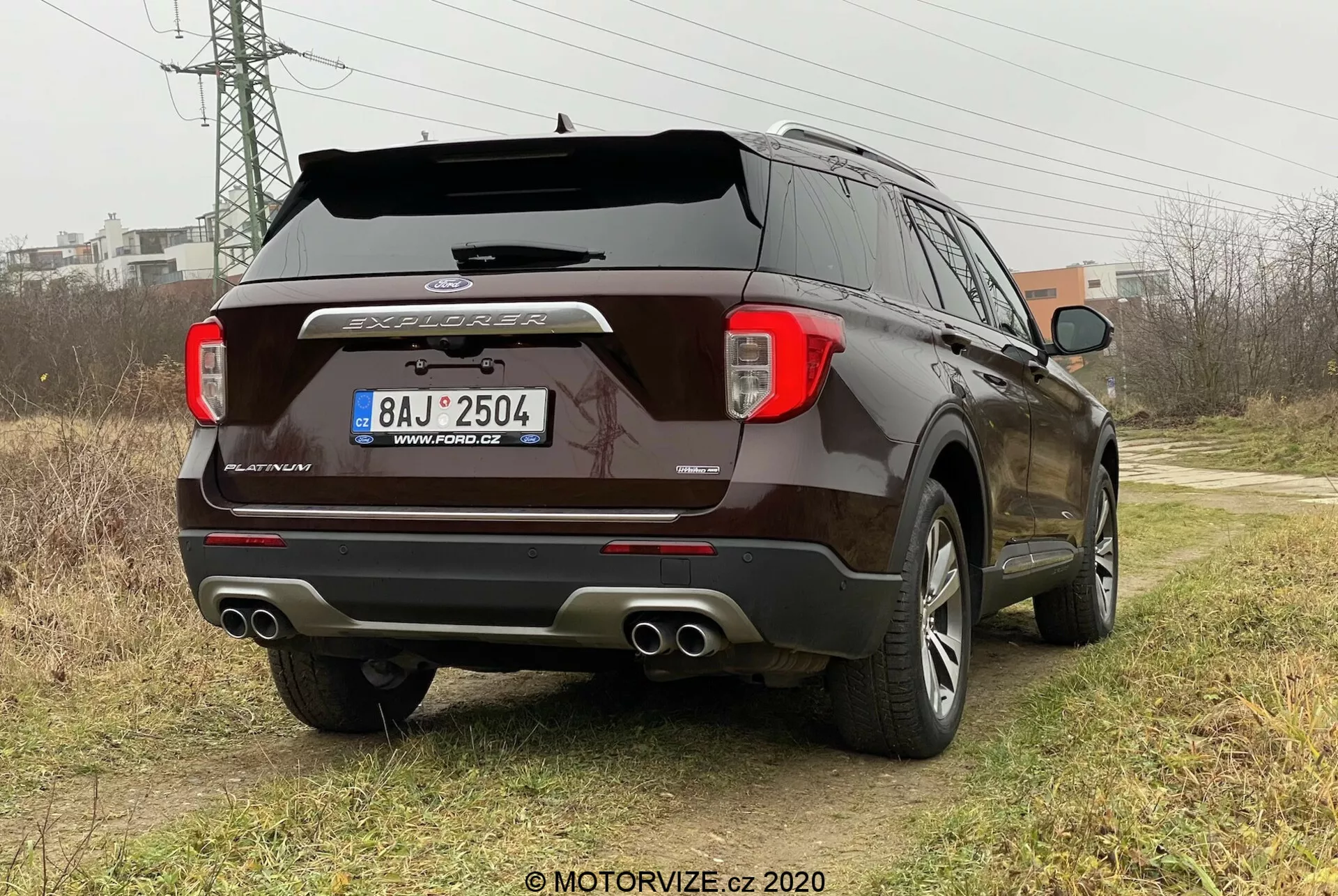 SUV Ford Explorer 2019 con diseño elegante, características avanzadas de seguridad, interior espacioso, motor potente y tecnología moderna