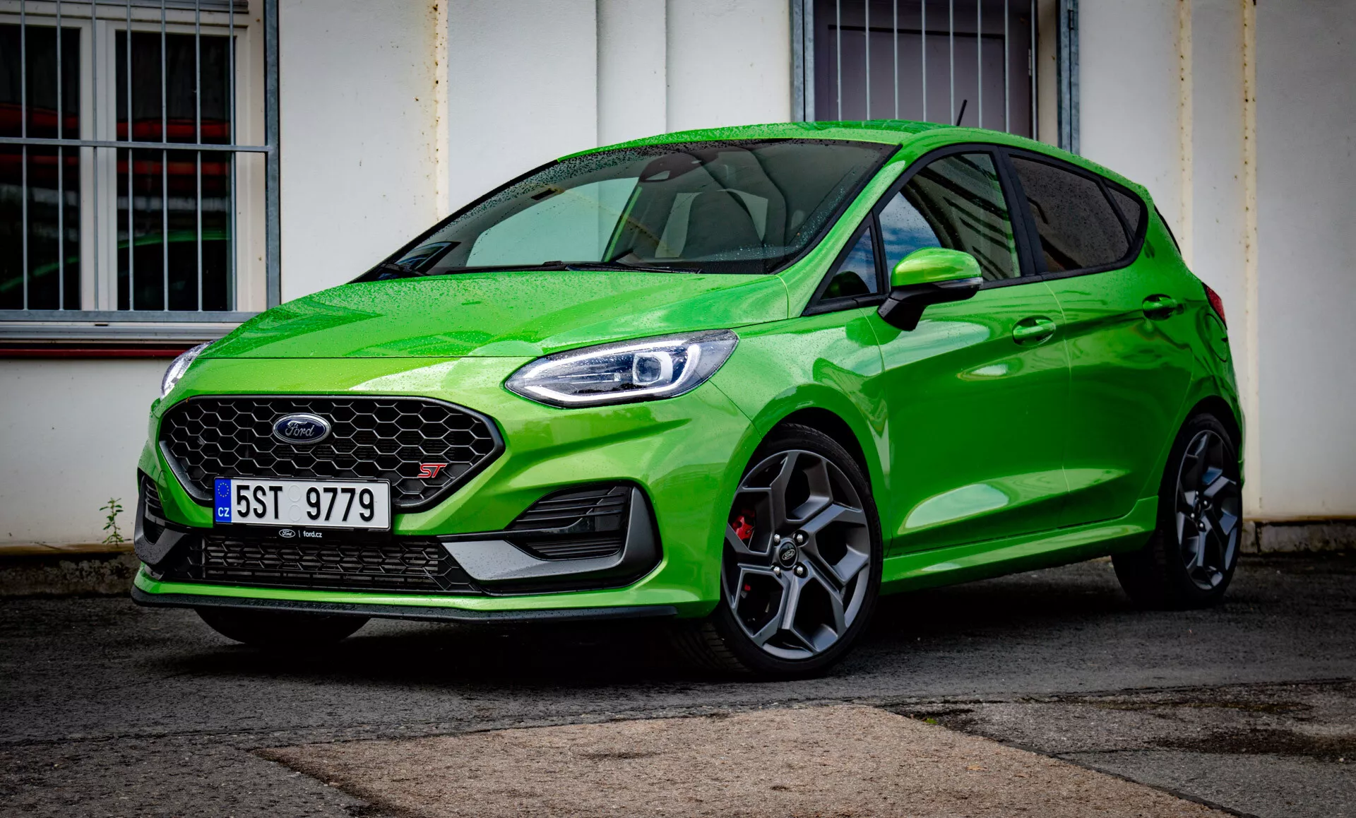 Hatchback Ford Fiesta 2022 en Verde Vibrante, Mostrando Diseño Frontal con Faros LED, Parrilla Tipo Panal, Llantas Deportivas de Aleación y Perfil Aerodinámico