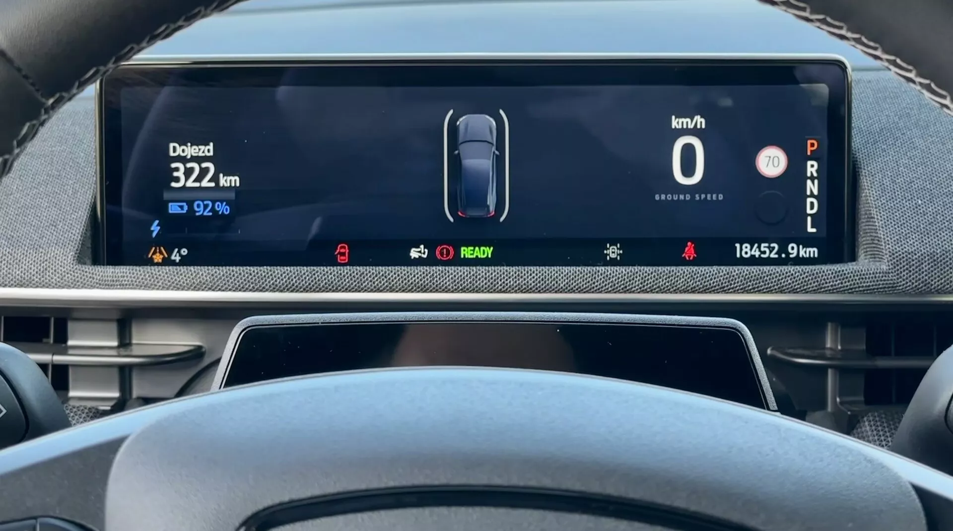 Pantalla del tablero digital de Ford Mustang Mach-E 2020 desde la perspectiva del conductor mostrando la velocidad del vehículo a 0 km/h, carga de batería restante al 92%, distancia total recorrida de 18452.9 km, y el coche en modo estacionamiento, con indicadores para el estado del vehículo eléctrico y sistemas avanzados de asistencia al conductor