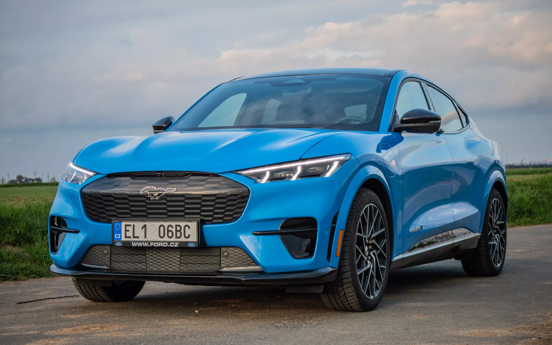 SUV eléctrica Ford Mustang Mach-E 2020 en una postura dinámica mostrando su elegante diseño y características innovadoras