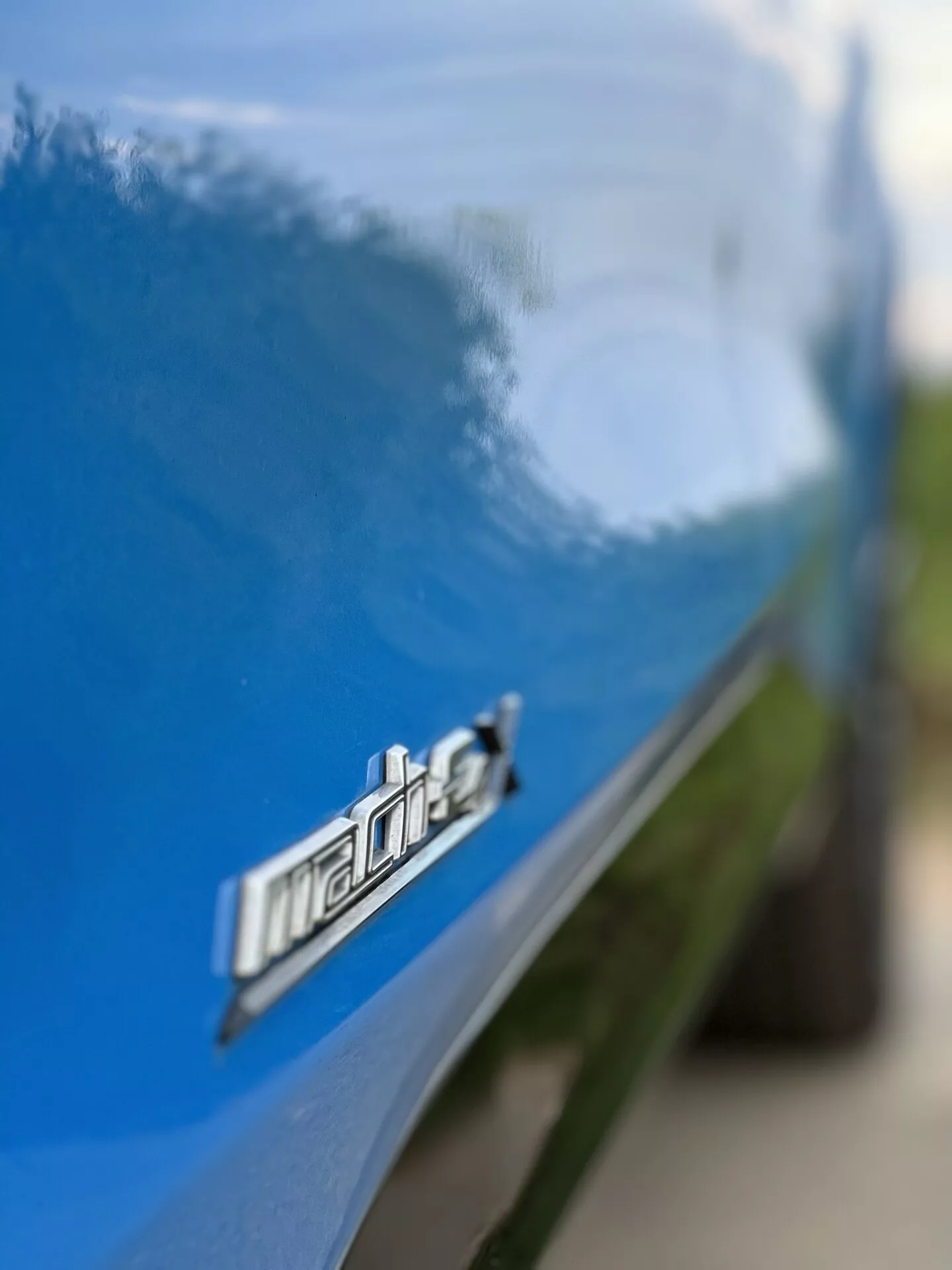 SUV eléctrico Ford Mustang Mach-E 2020 en escena de conducción dinámica mostrando su diseño elegante y características modernas