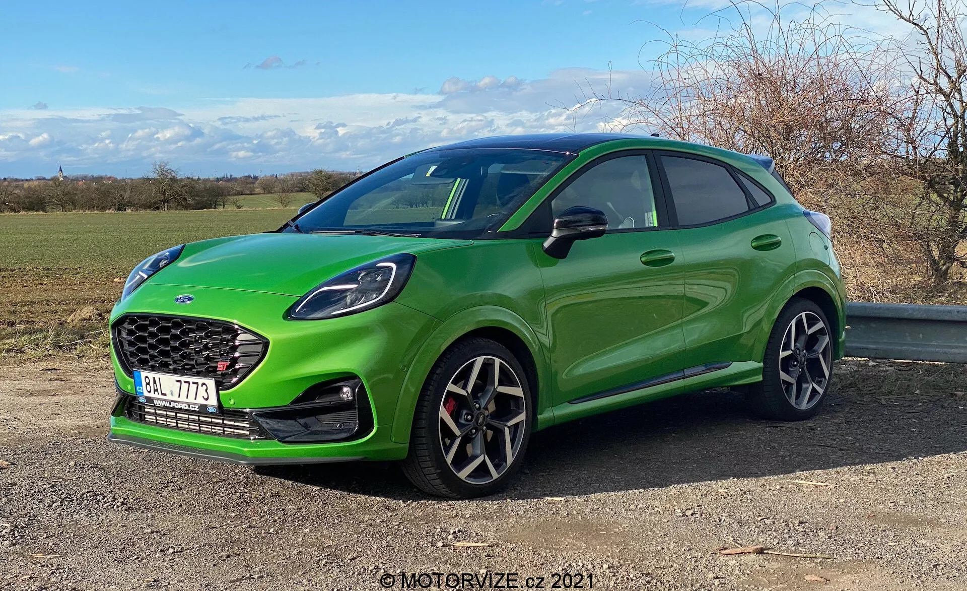 Ford Puma ST 2020 con diseño deportivo y dinámico, mostrando líneas elegantes, parrilla frontal agresiva y aerodinámica mejorada.