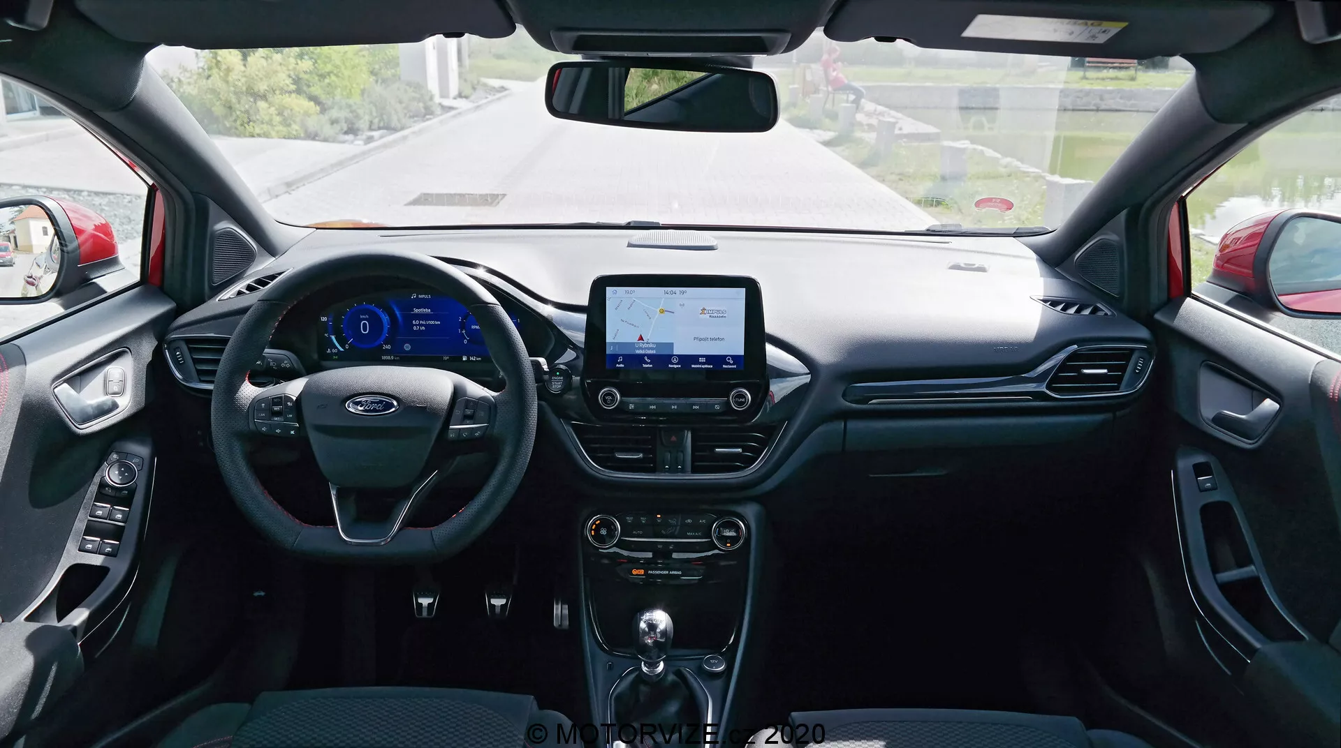 Ford Puma 2020 en un exterior vibrante mostrando un diseño moderno, líneas elegantes y arquitectura SUV compacta y dinámica.