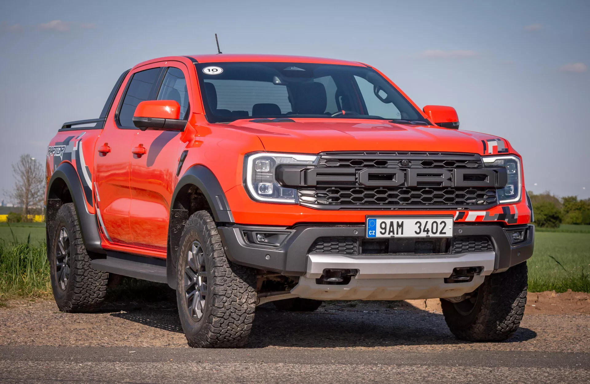 Camioneta moderna Ford Ranger 2022 mostrando la parrilla frontal y perfil lateral con capacidades fuera de camino y características tecnológicas