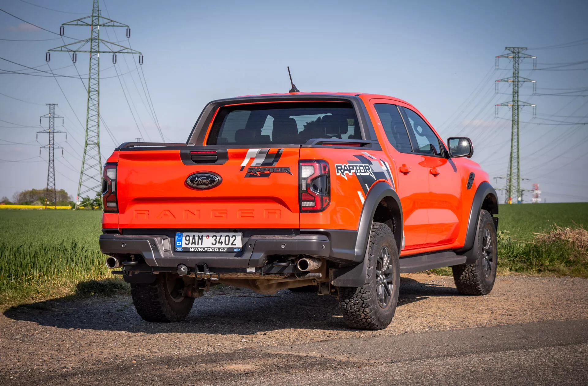 Camioneta Ford Ranger 2022 de tamaño mediano en autopista mostrando diseño elegante y características avanzadas