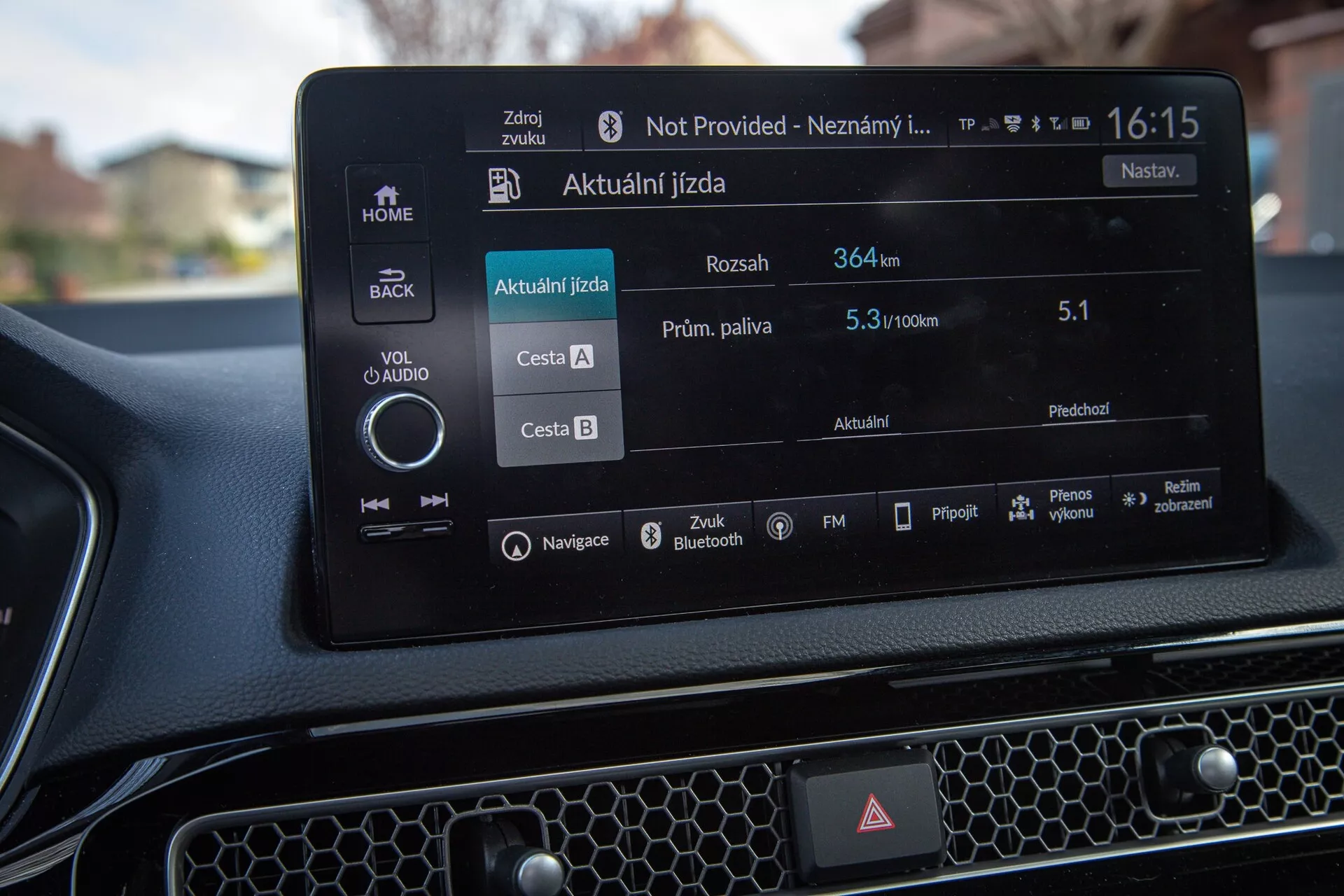Sistema de infoentretenimiento del Honda Civic 2022 mostrando navegación y datos de conducción en tiempo real, visto desde la perspectiva del conductor o del pasajero delantero