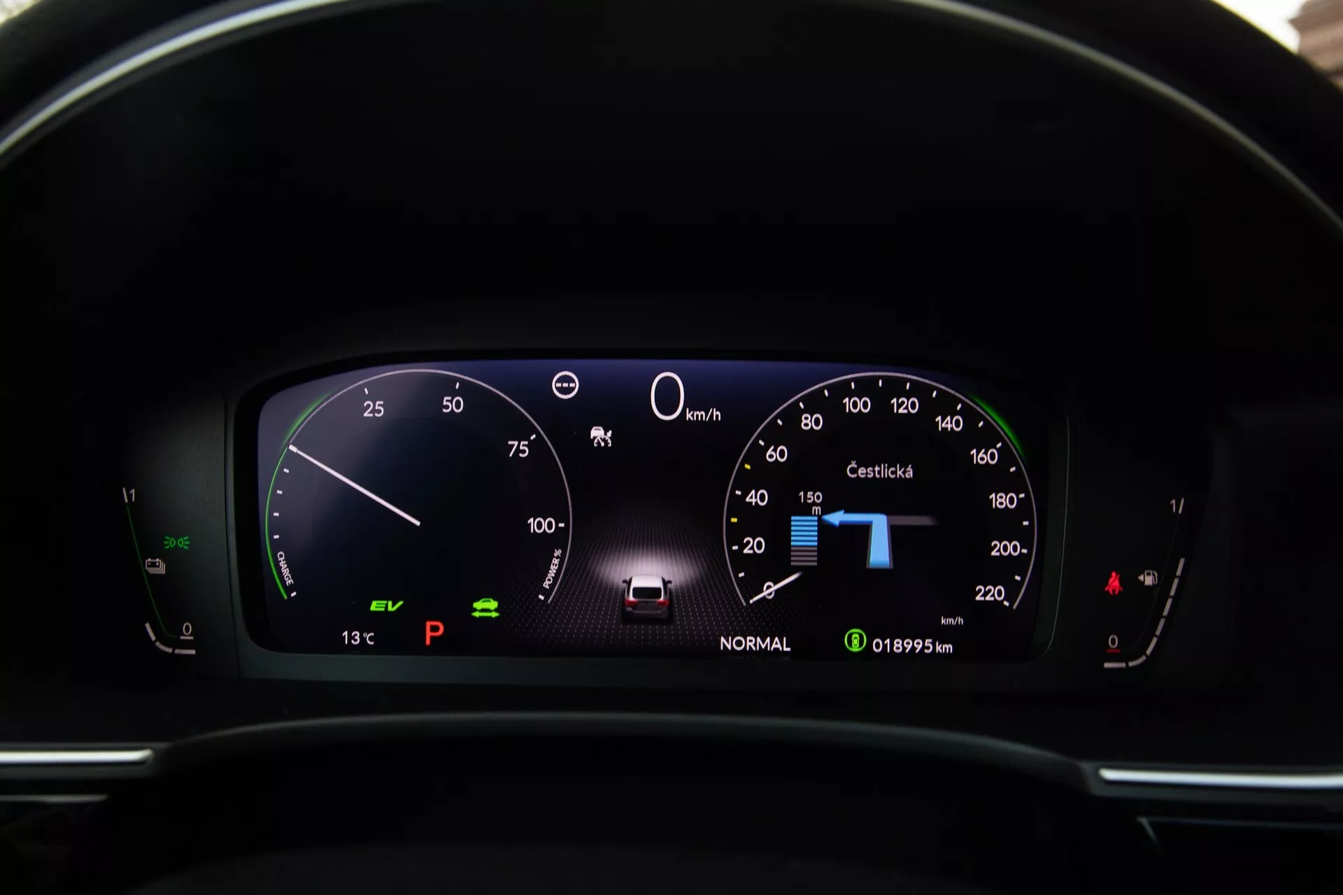 Vista cercana del tablero digital de Honda Civic 2022 mostrando velocímetro a 0 km/h, indicador 'LISTO', selección de marcha 'P', temperatura exterior '13°C', contador de viaje en '101995 km', y estado de la batería desde el POV del conductor