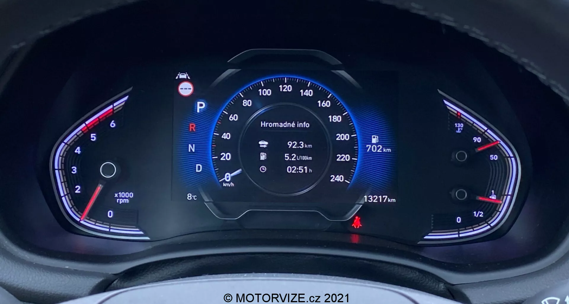 Vista de cerca del panel de instrumentos digital del Hyundai i30 2020 (i30-kombi) desde la perspectiva del conductor, enfocándose en el velocímetro (hasta 260 km/h) y el tacómetro (hasta 8000 rpm) con indicadores adicionales de temperatura y nivel de combustible. La pantalla central muestra el coche en modo Parking, datos del ordenador de viaje y lectura del odómetro de 13,217 km.