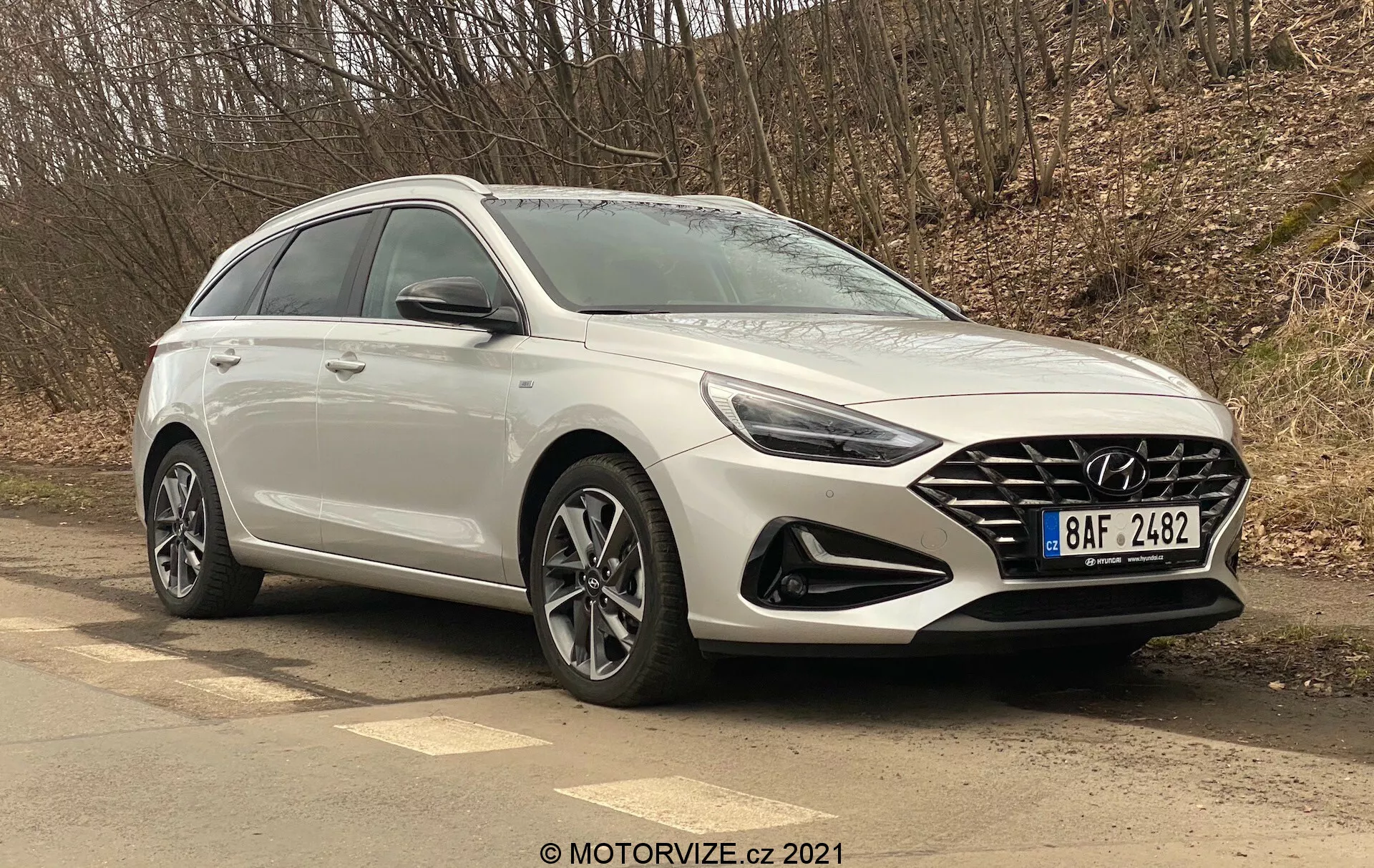 Hyundai i30 Kombi 2020 con un diseño elegante, mostrando su exterior estilizado y características avanzadas, estacionado en un entorno urbano