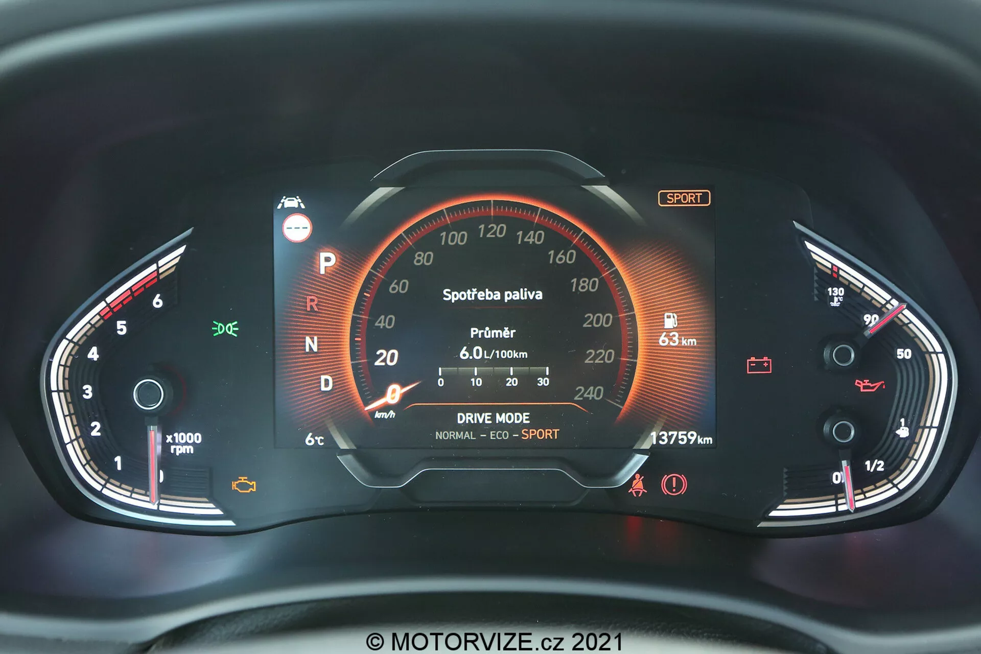 Vista de primer plano del cuadro de instrumentos digital del Hyundai i30 2020 (i30-kombi) que muestra un tacómetro analógico a la izquierda y un velocímetro a la derecha. La pantalla digital central muestra varios indicadores del vehículo, incluida la posición de la marcha 'P', medidor de potencia etiquetado como 'Sportbaterie paliva', consumo medio de combustible 'Průměr 6.0 l/100km', opciones de MODO DE CONDUCCIÓN 'NORMAL | ECO | SPORT', cuentakilómetros '137579 km' y medidores de combustible y temperatura. Otros iconos visibles incluyen advertencia del cinturón de seguridad, advertencia de puerta abierta y luz de estado del tren motriz o batería. Copyright fecha '2021' y 'MOTORVIZE.cz'.