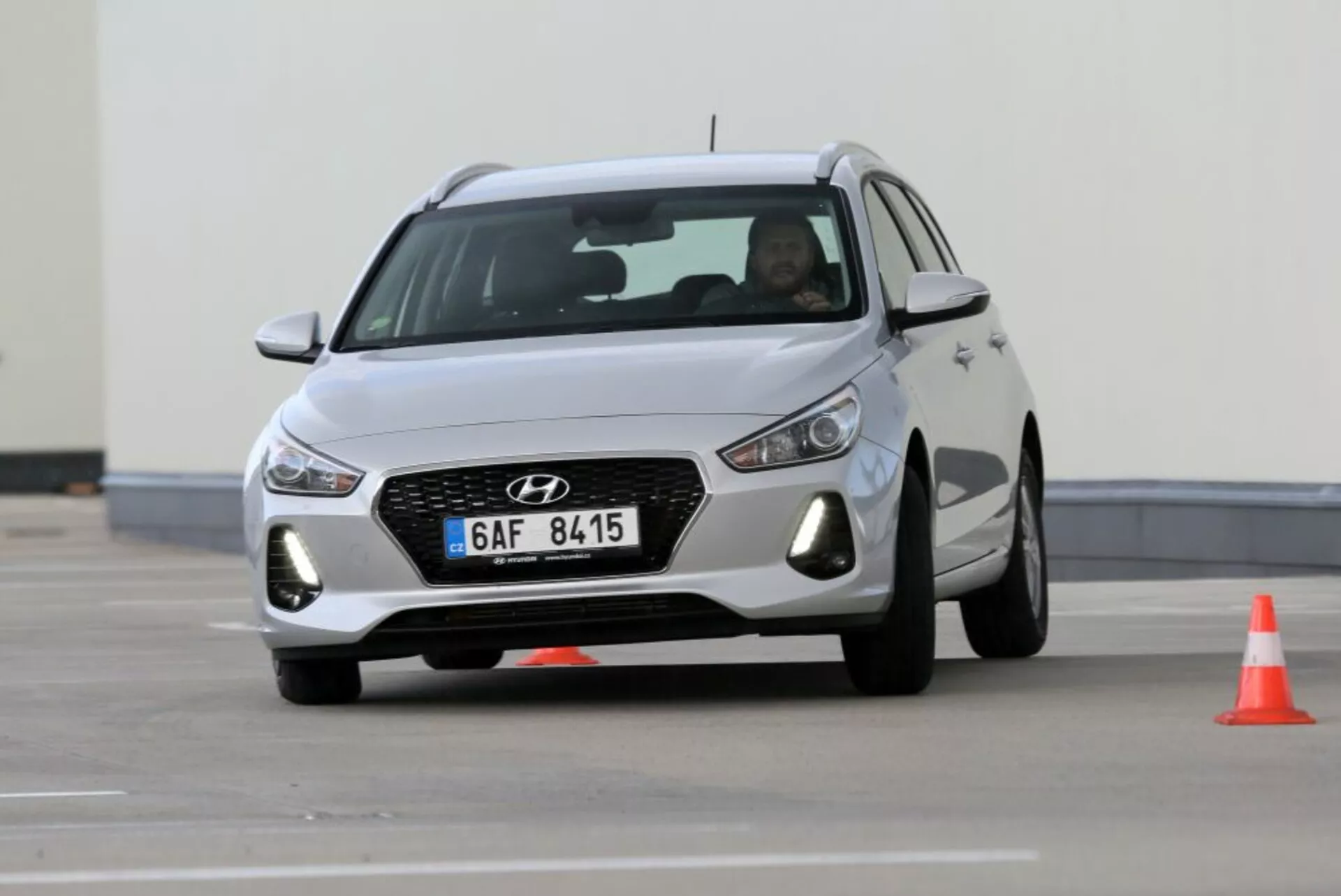 Hyundai i30 N 2017 en movimiento, mostrando su parrilla frontal con patrón hexagonal y contorno cromado, faros LED y diseño aerodinámico con ruedas de aleación, capturado en una pista de conducción