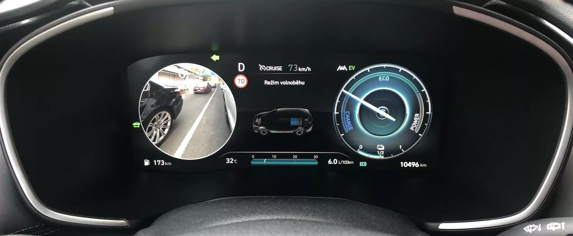 Perspectiva del conductor del cuadro de instrumentos digital moderno del Hyundai Santa Fe 2020 que muestra una variedad de información, incluido un velocímetro digital a 0 km/h, dial de uso de energía, imagen central del coche con indicadores de seguridad, temperatura exterior a 3°C, indicador de combustible lleno, alimentación de cámara del espejo lateral, indicador de marcha en 'D', iconos de estado del vehículo y cuentakilómetros que muestra un rango estimado de 1069 km, todo en una pantalla panorámica que combina el monitoreo del estado del vehículo, funciones de seguridad y sistemas de infoentretenimiento.