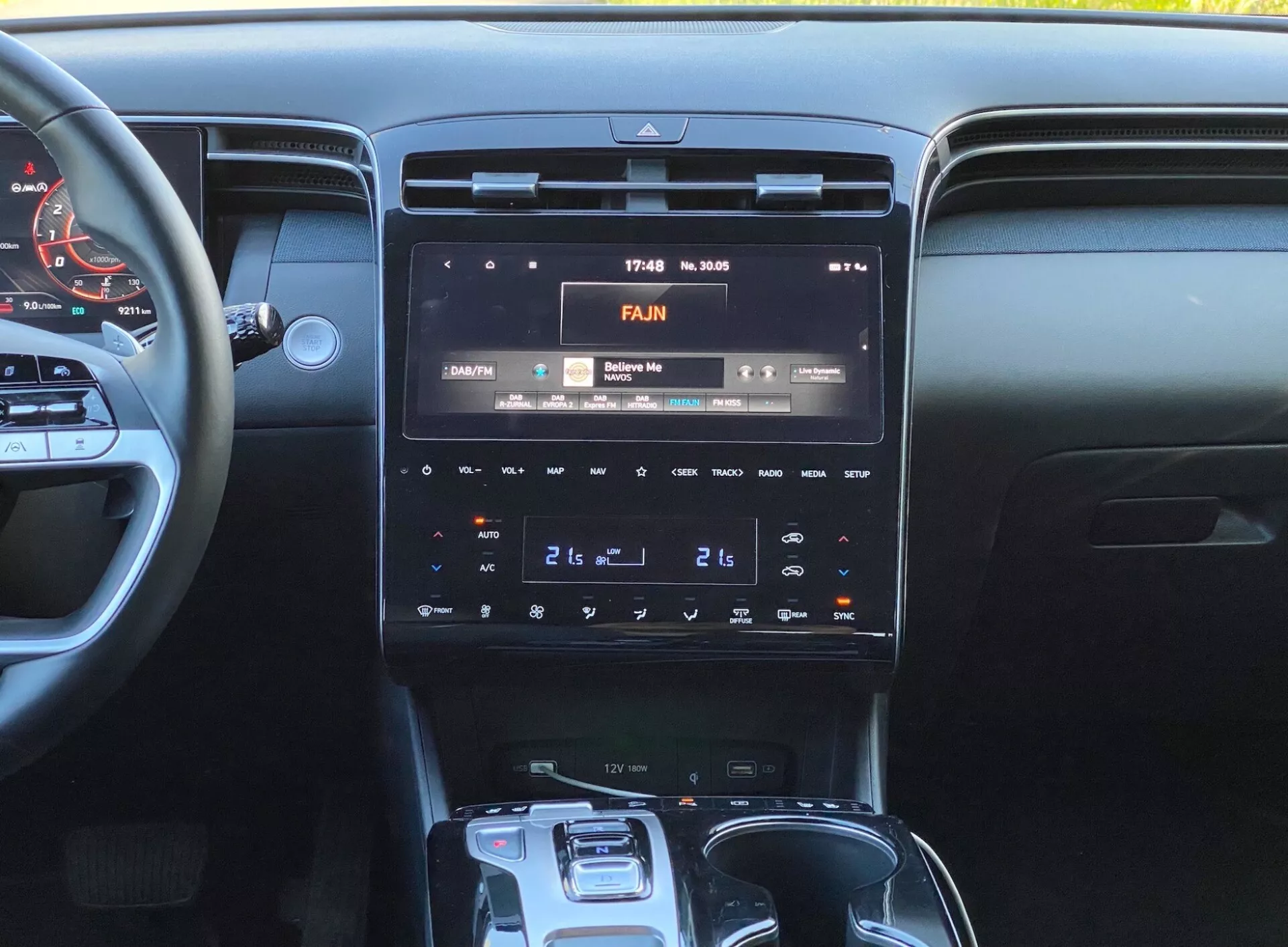 Imagen del interior del Hyundai Tucson 2020, centrada en la consola central con pantalla de infoentretenimiento de alta resolución que muestra 17:43 y 30°C, panel de control de clima de doble zona y palanca de cambios automática.