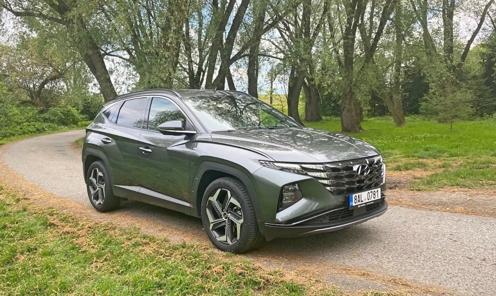 Hyundai Tucson 1.6 T-GDI Pure del 2020 en un blanco prístino, mostrando su diseño elegante y características modernas en una carretera panorámica de montaña.