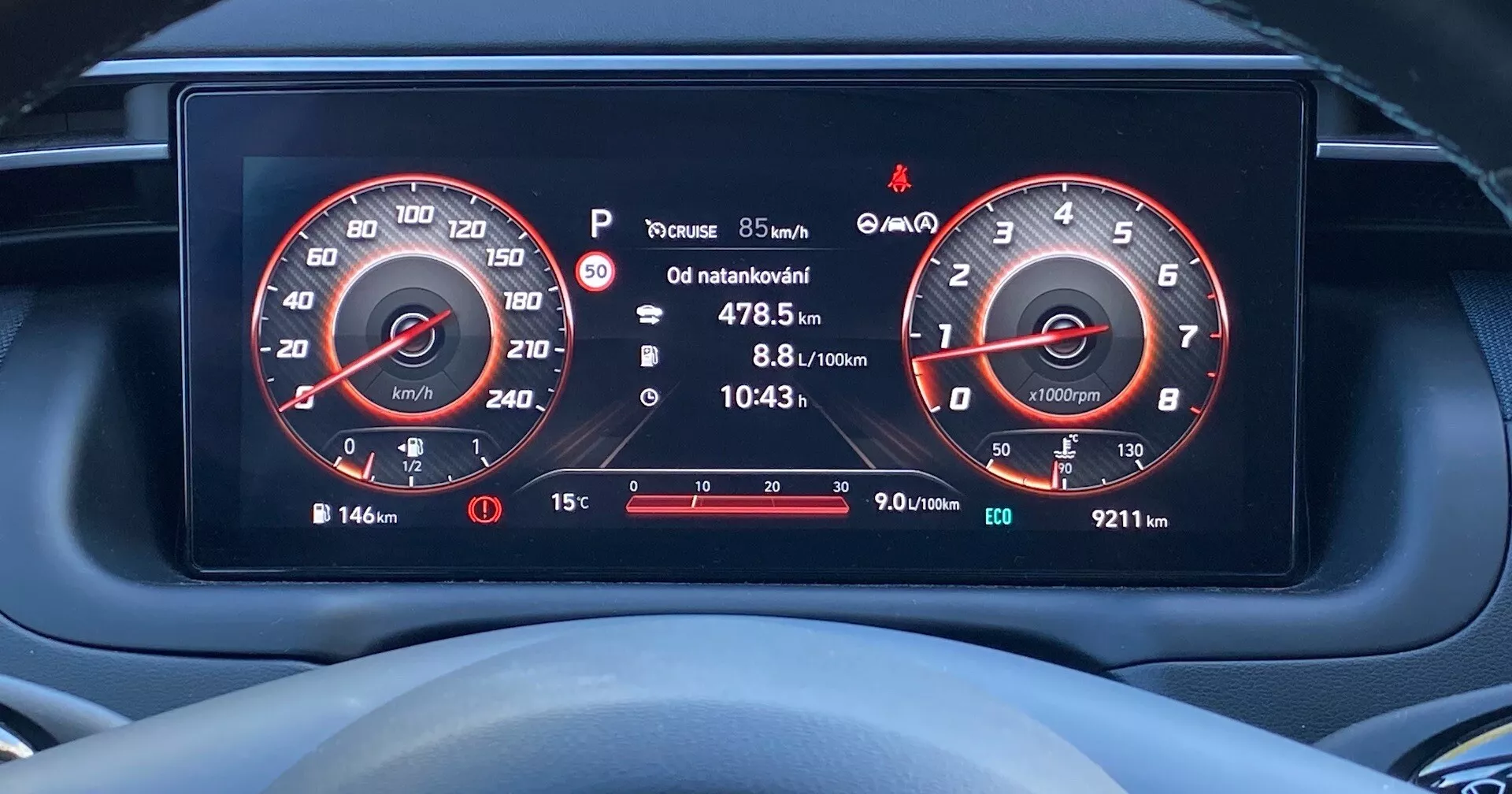 Toma cercana del panel de instrumentos digital en un Hyundai Tucson 2020 desde la perspectiva del conductor, mostrando pantallas de alta resolución del velocímetro (hasta 260 km/h) y tacómetro (hasta 7000 rpm), indicador de combustible, información del viaje, aviso de presión de neumáticos, temperatura exterior y varios iconos de advertencia.