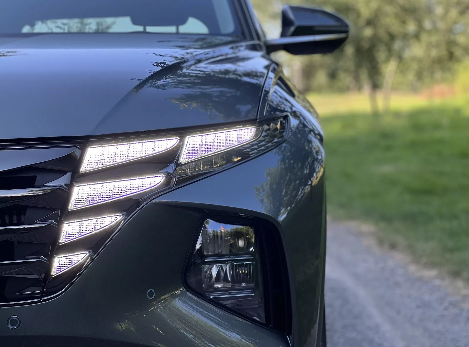Vista detallada del Hyundai Tucson 2020 destacando los faros LED, la parrilla moderna y los detalles de diseño aerodinámico