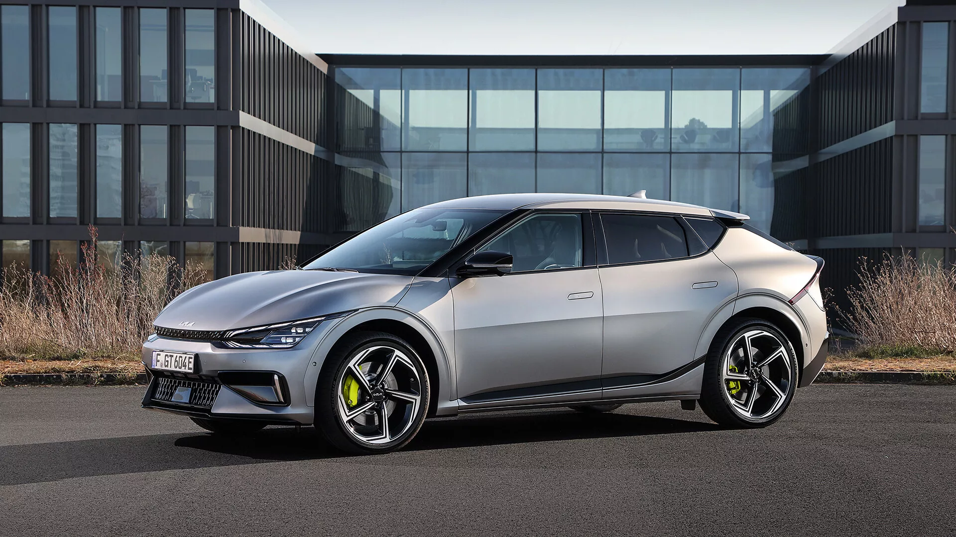 Vehículo eléctrico Hyundai Tucson 2020 en plata mostrando su elegante diseño y tecnología moderna con un fondo urbano