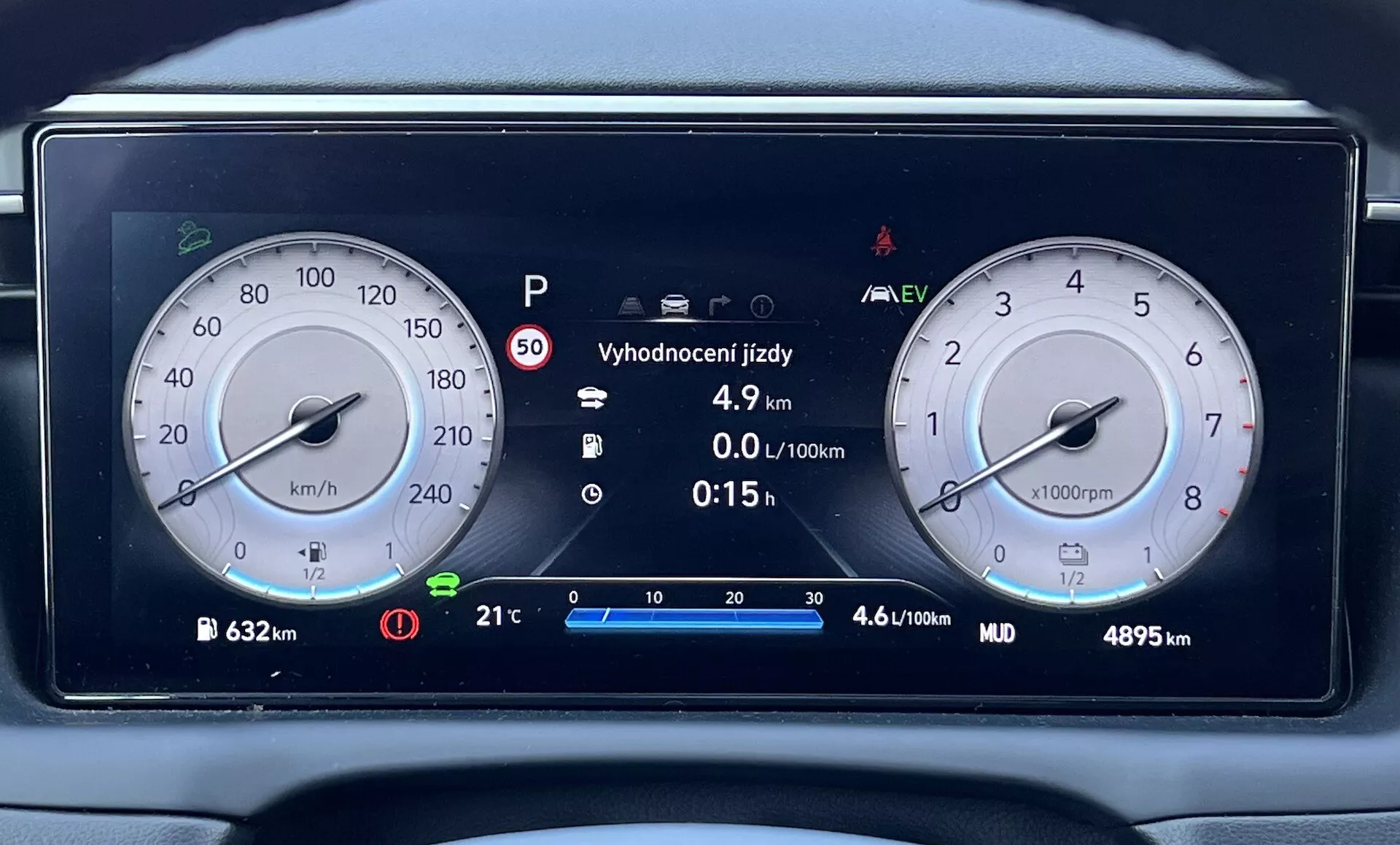 Cuadro de instrumentos digital de Hyundai Tucson 2020 con velocímetro, tacómetro, indicador de tecnología híbrida e información detallada del vehículo en un tablero moderno