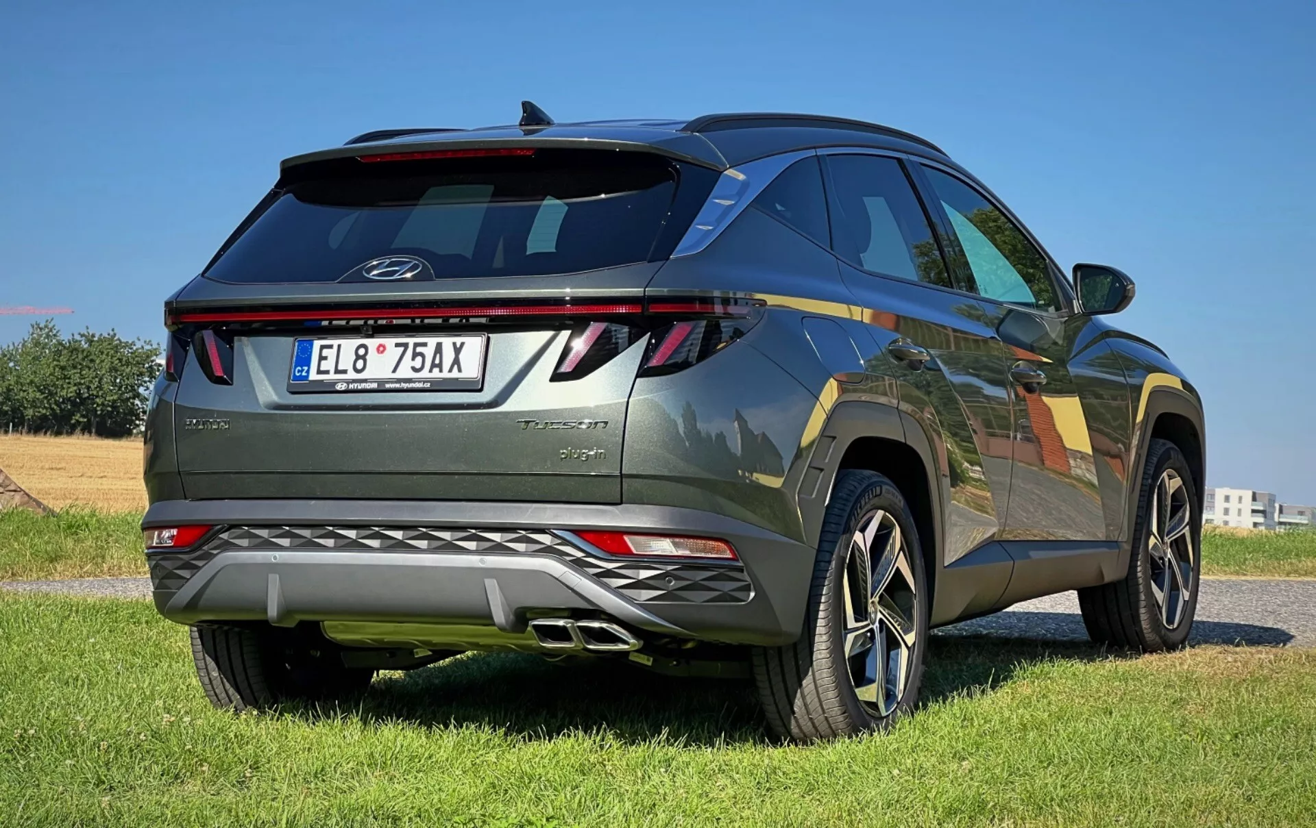 Hyundai Tucson 2020 mostrando su diseño moderno con una vista trasera de tres cuartos, que incluye luces traseras LED, spoiler trasero integrado, pintura metálica y ruedas de aleación en un entorno al aire libre