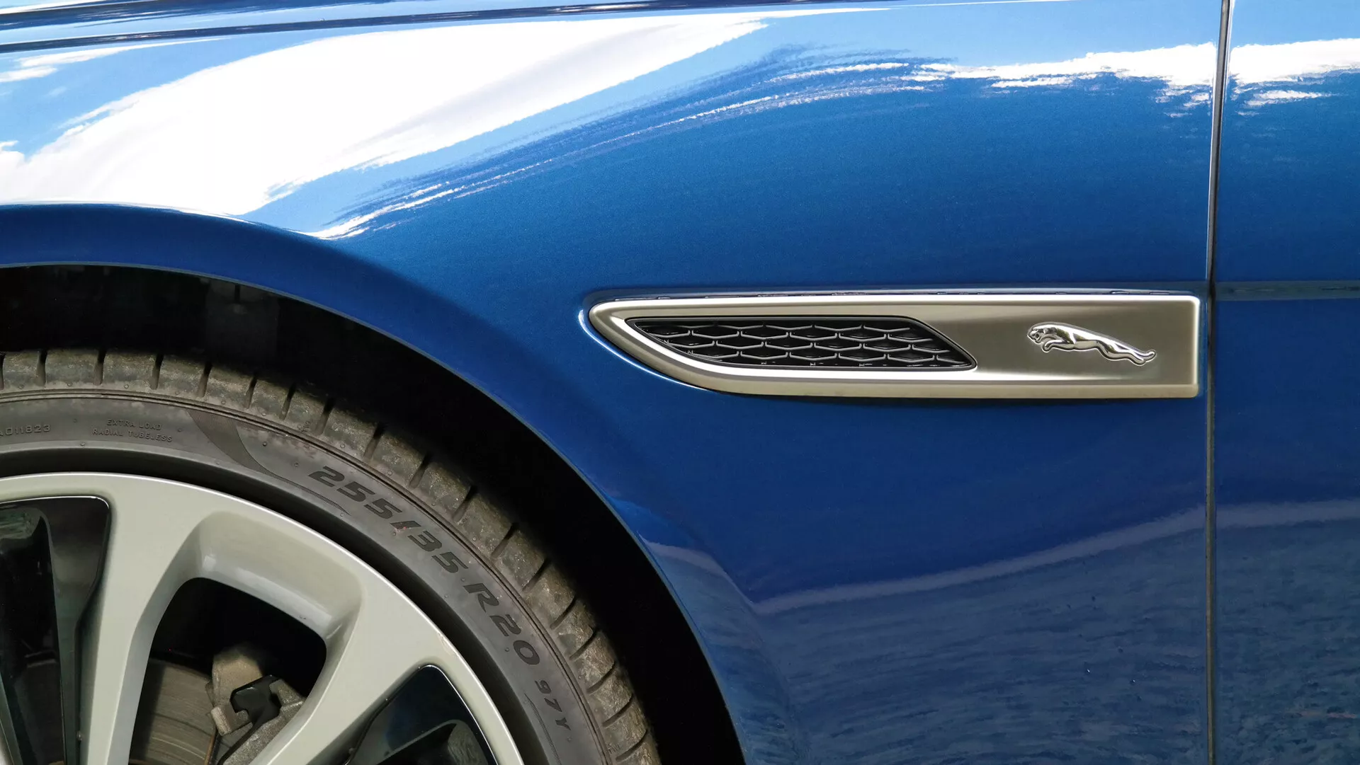 Jaguar XF 2021 - Lujoso sedán blanco con líneas elegantes, faros LED, aerodinámica avanzada, interior de cuero premium y tecnología de vanguardia