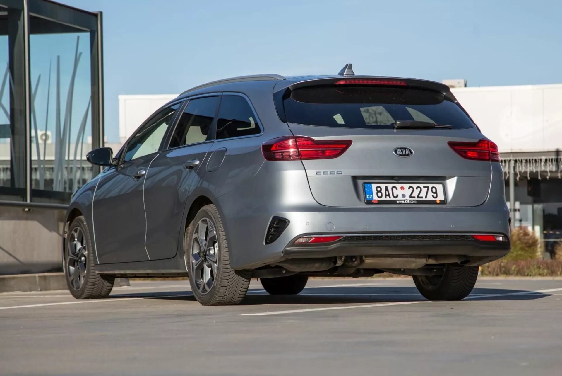 Vagón de estación Kia Cee'd 2009 en vista trasera de tres cuartos mostrando curvas elegantes, estilo moderno, spoiler del portón trasero y ruedas de aleación de múltiples radios