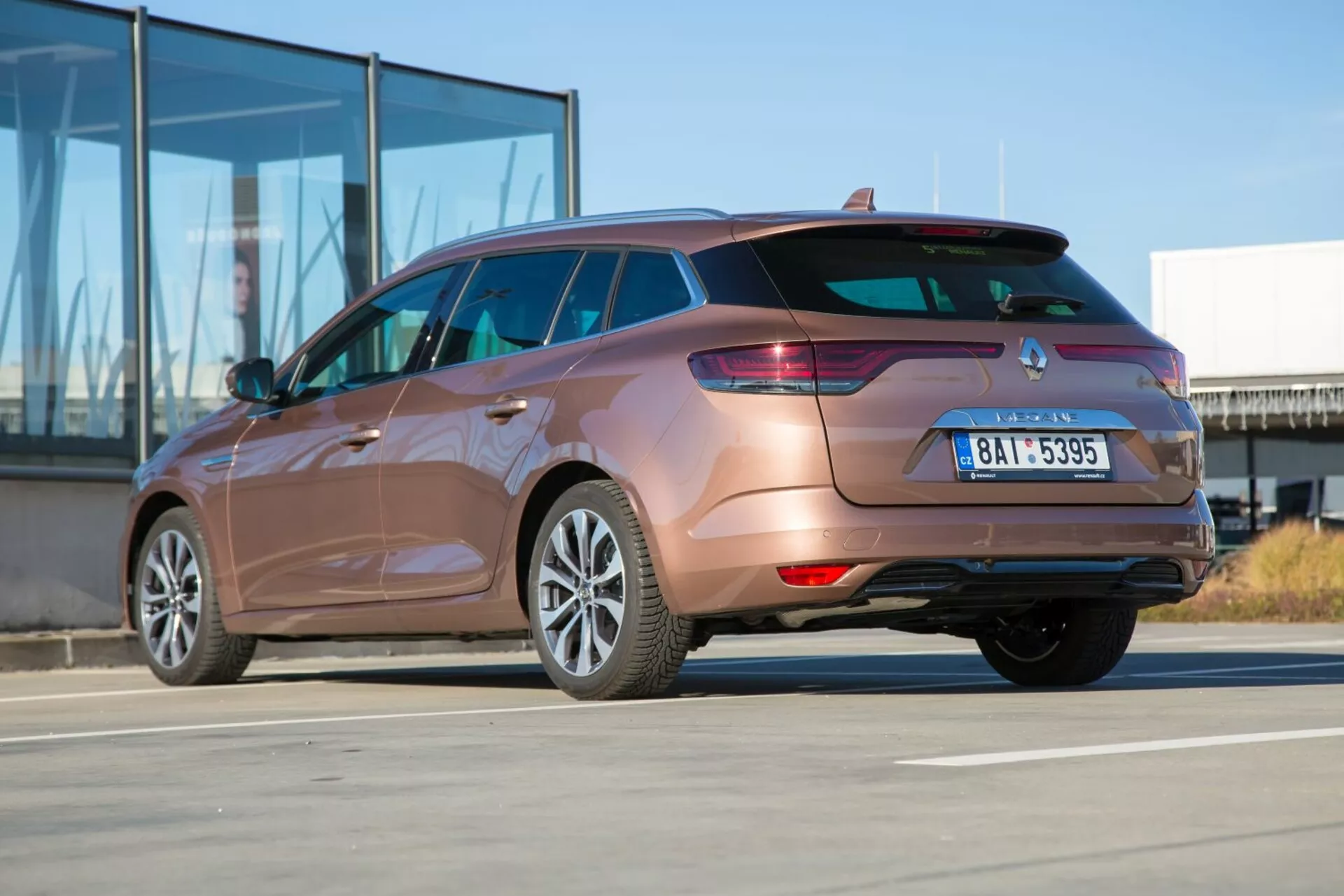 Vagón familiar Kia Ceed 2009 capturado desde un ángulo trasero de tres cuartos destacando las luces traseras, diseño del parachoques trasero, tubo de escape y contornos del cuerpo lateral en un día soleado