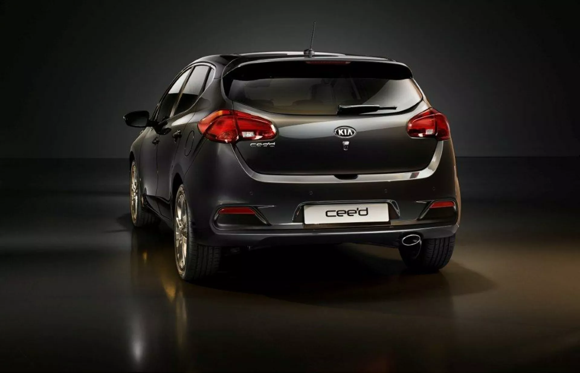 Modelo Kia Ceed 2009 en plata metálica mostrando diseño elegante y características modernas