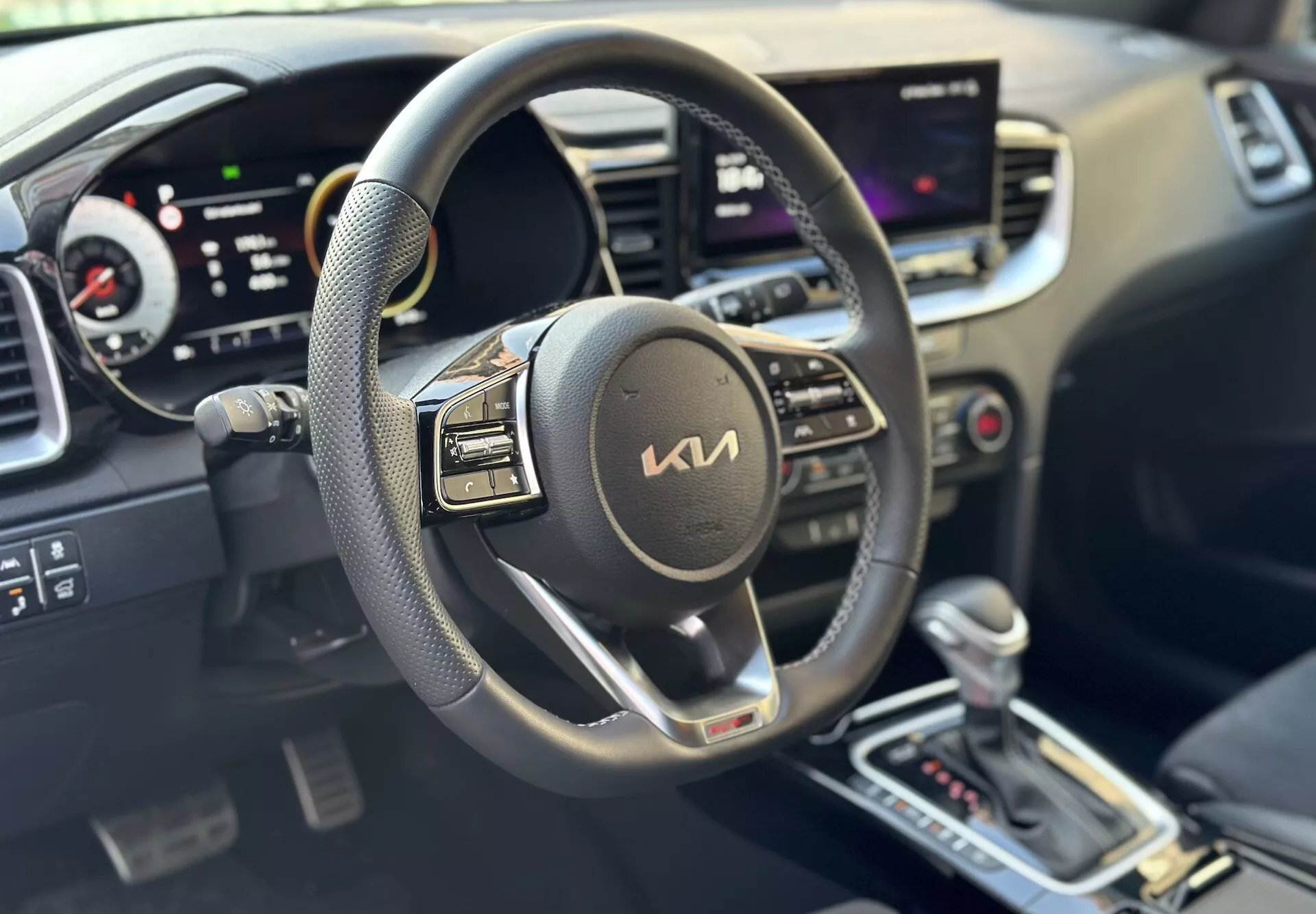 Interior del Kia Xceed 2022 centrado en el lado del conductor con volante, tablero digital y sistema central de infotenimiento táctil indicativo de tecnología moderna y conveniencia