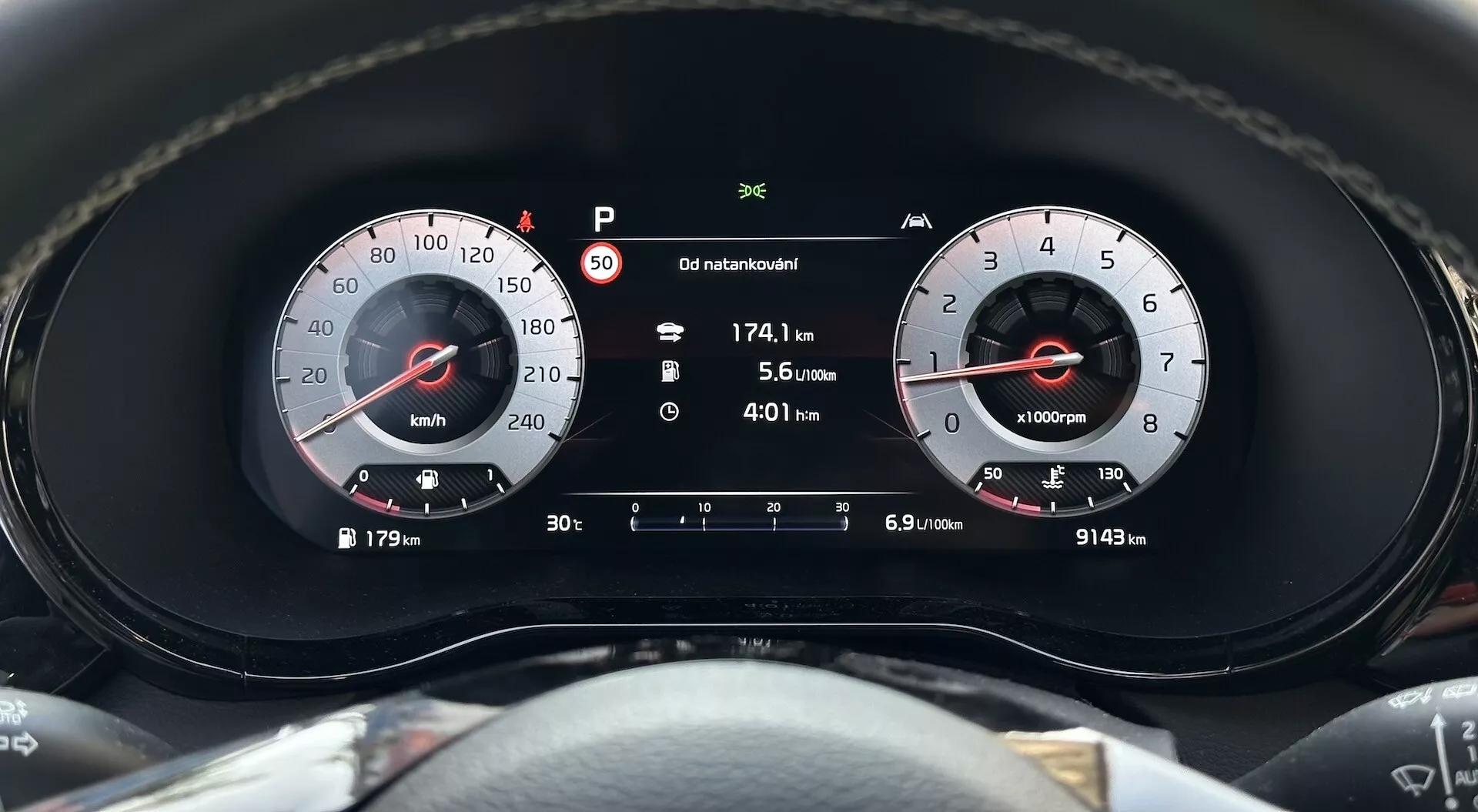 Vista de cerca del cuadro de instrumentos del Kia XCeed 2022 que destaca el velocímetro, tacómetro y pantalla digital con indicador de modo de estacionamiento, distancia de viaje, economía de combustible y lectura total del odómetro