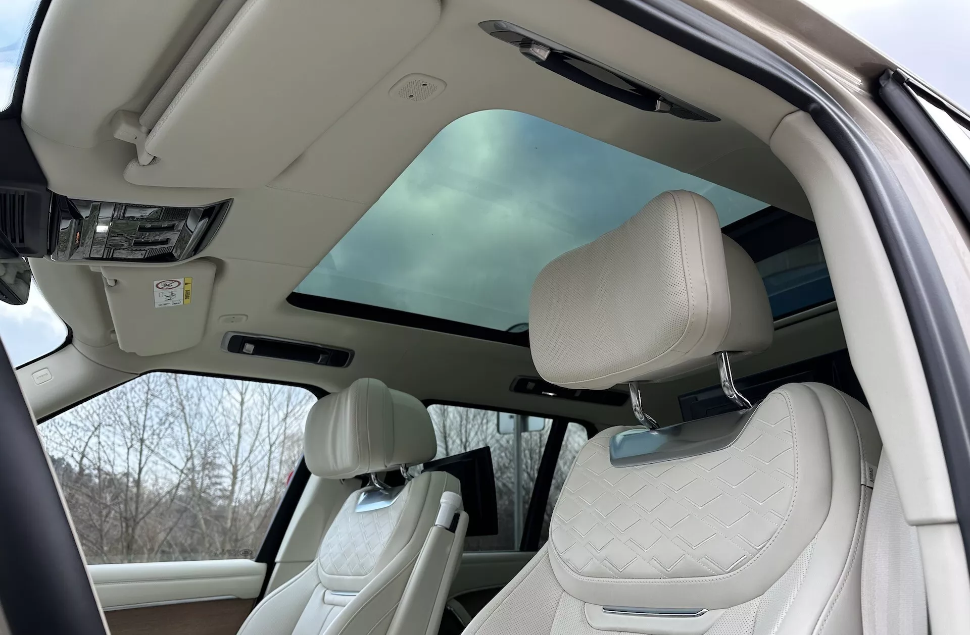 Vista interior del Land Rover Range Rover 2021 destacando la cabina de lujo con techo solar panorámico, asientos delanteros acolchados y comodidades avanzadas en la cabina