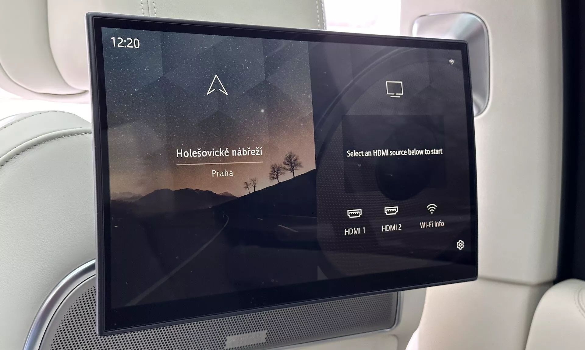 Sistema de entretenimiento dentro del coche Land Rover Range Rover 2021 con pantalla táctil en el asiento trasero que ofrece conectividad HDMI e información de Wi-Fi, tapicería lujosa visible
