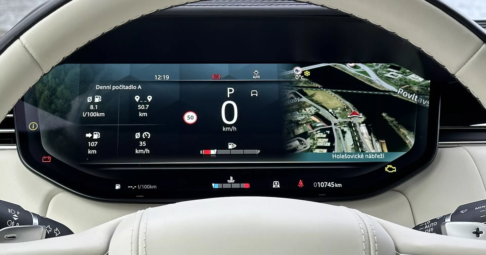 Tablero digital del Land Rover Range Rover 2021 mostrando información del viaje, eficiencia de combustible, velocidad y un mapa de navegación por satélite, visto desde la perspectiva del conductor