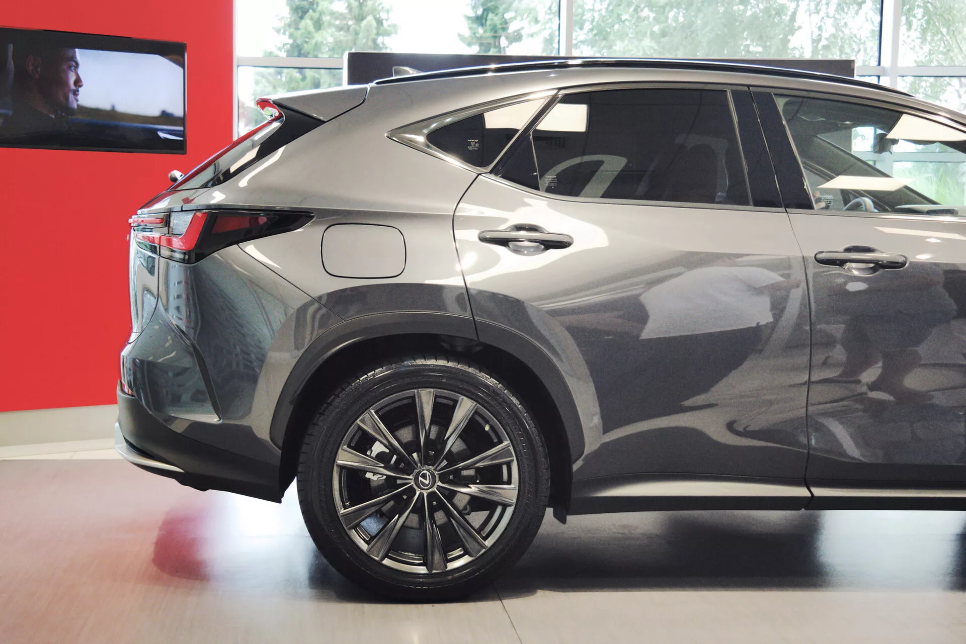 La imagen muestra la vista de tres cuartos traseros de un SUV crossover compacto o mediano moderno, enfatizando el lado derecho. Las características visibles incluyen ruedas de aleación con diseño de múltiples radios, luces traseras LED, una línea de techo descendente, ventanas traseras tintadas, un acabado de pintura metálica, líneas de carrocería nítidas, un spoiler trasero integrado, una antena tipo aleta de tiburón y un revestimiento inferior de plástico. El diseño del vehículo indica un perfil deportivo y aerodinámico, adecuado para discusiones sobre diseño automotriz, tecnología y características.