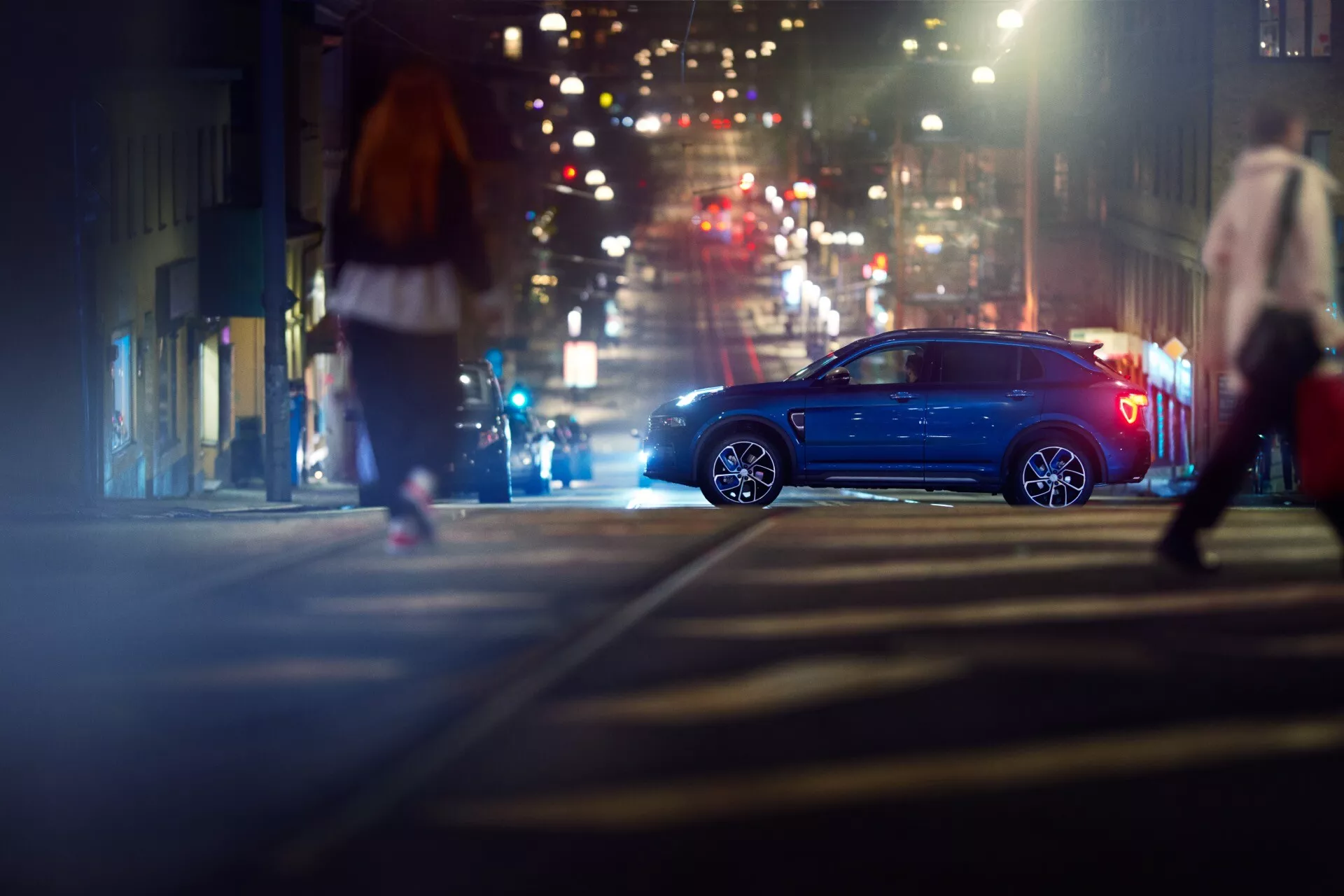 SUV compacto Lynk & Co 01 2021 de 1ª generación estacionado bajo el sol al aire libre mostrando su diseño elegante y características modernas