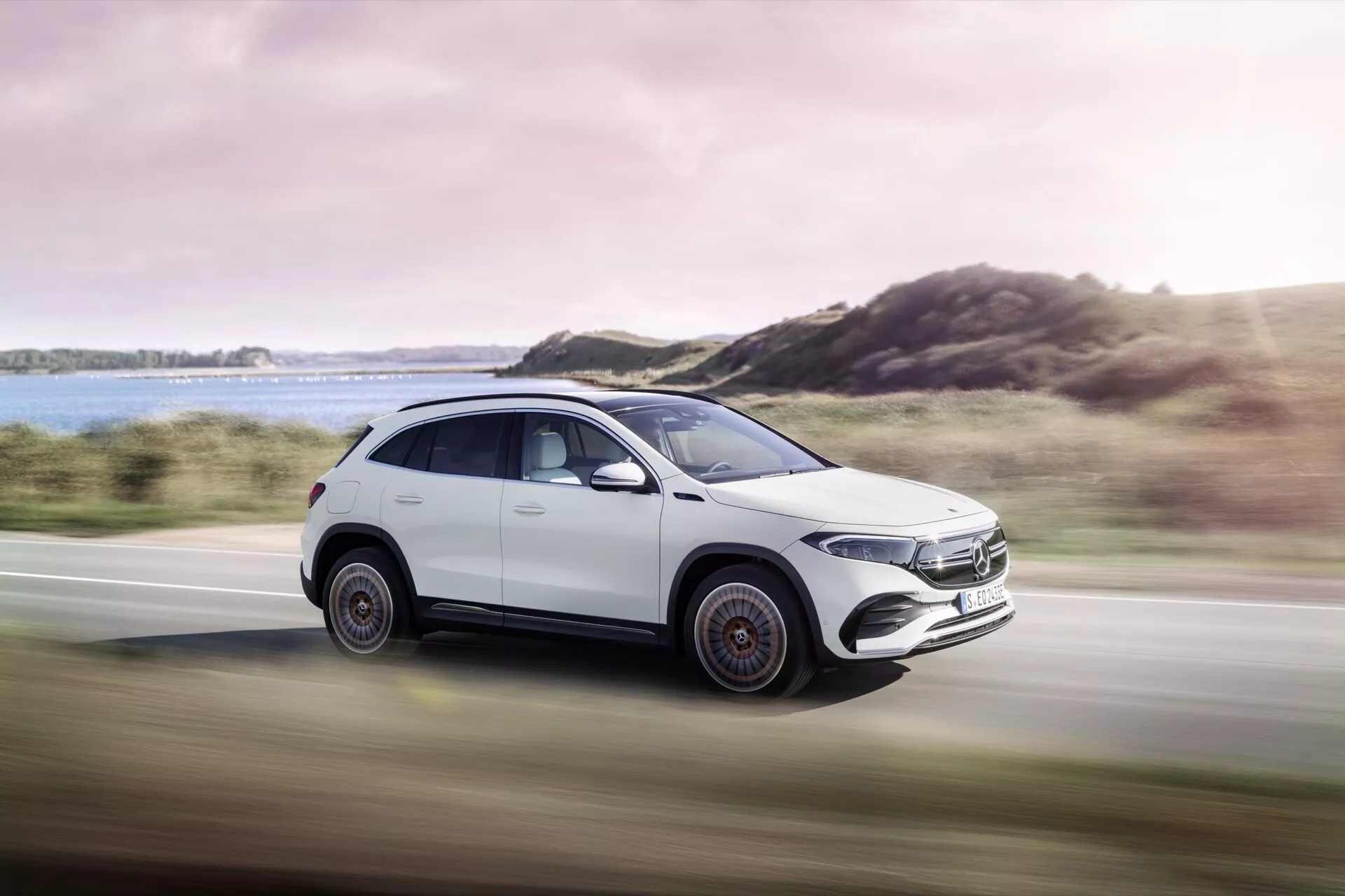 Modelo 2021 de Mercedes-Benz EQA 243 mostrando su elegante diseño y tren motriz eléctrico en una postura dinámica