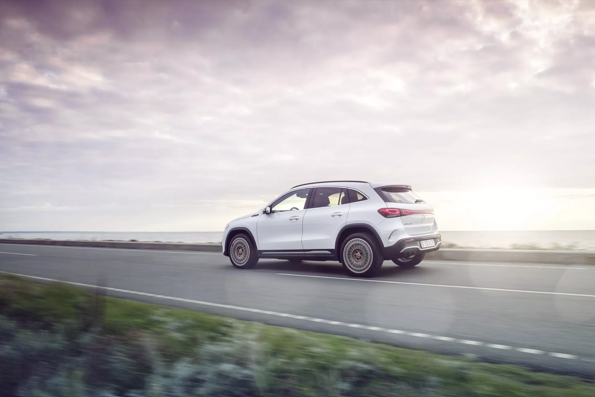 Vista frontal del Mercedes-Benz EQA 2021 modelo 243 con faros elegantes y parrilla eléctrica