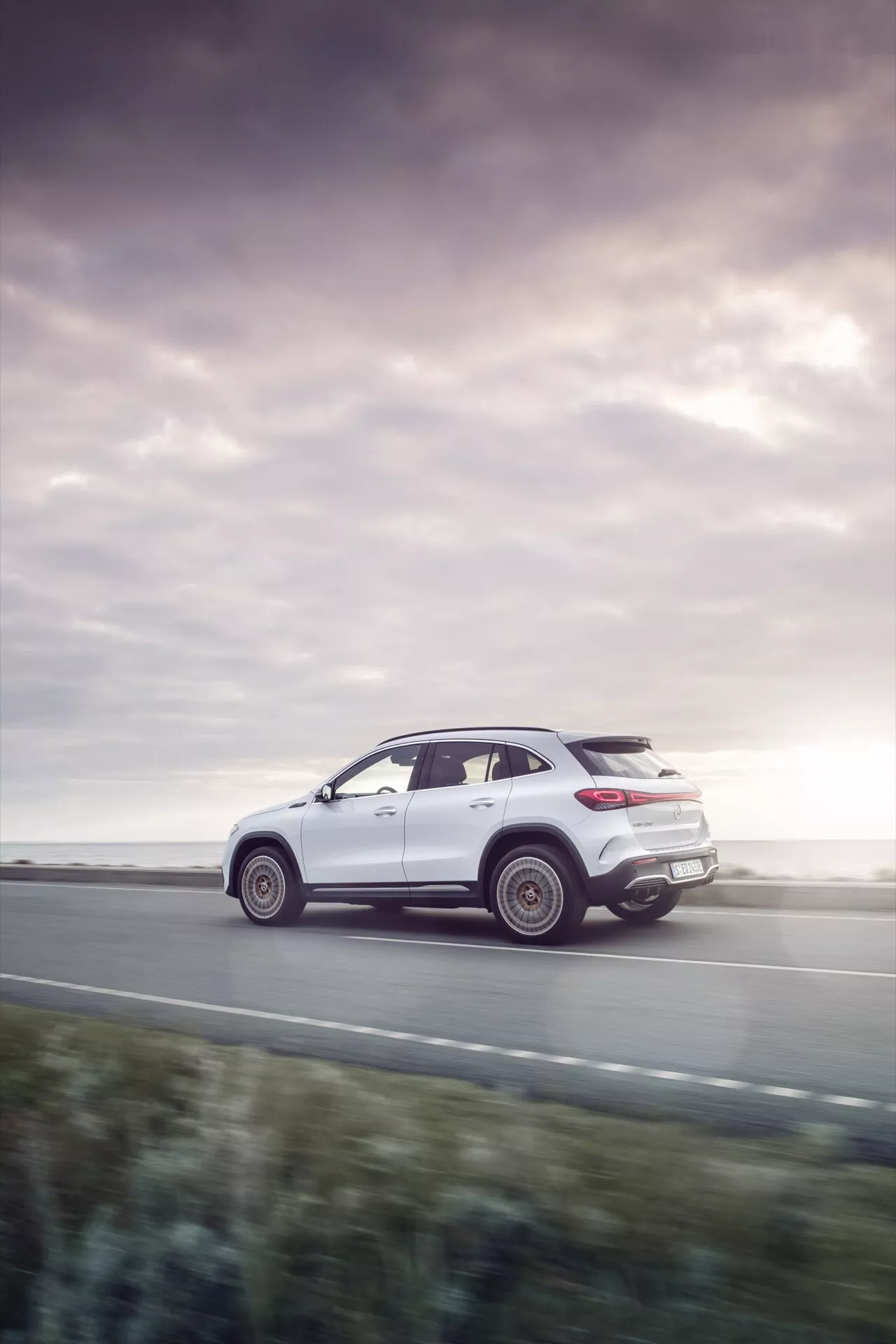 Mercedes-Benz EQA 2021 (243) en elegante plata, mostrando su diseño aerodinámico e innovadora tecnología eléctrica